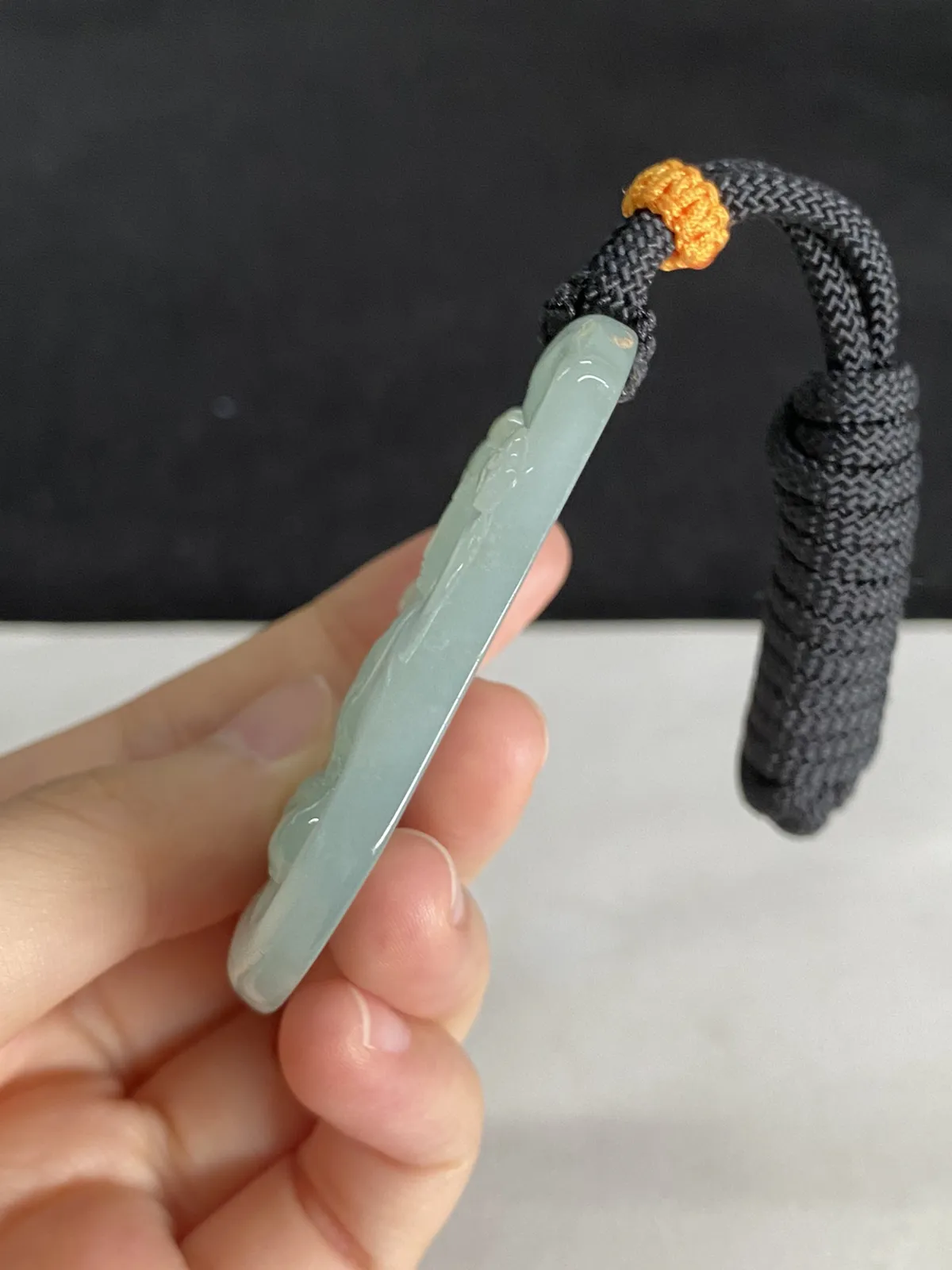 翡翠冰糯种淡绿色吊坠，配珠未测