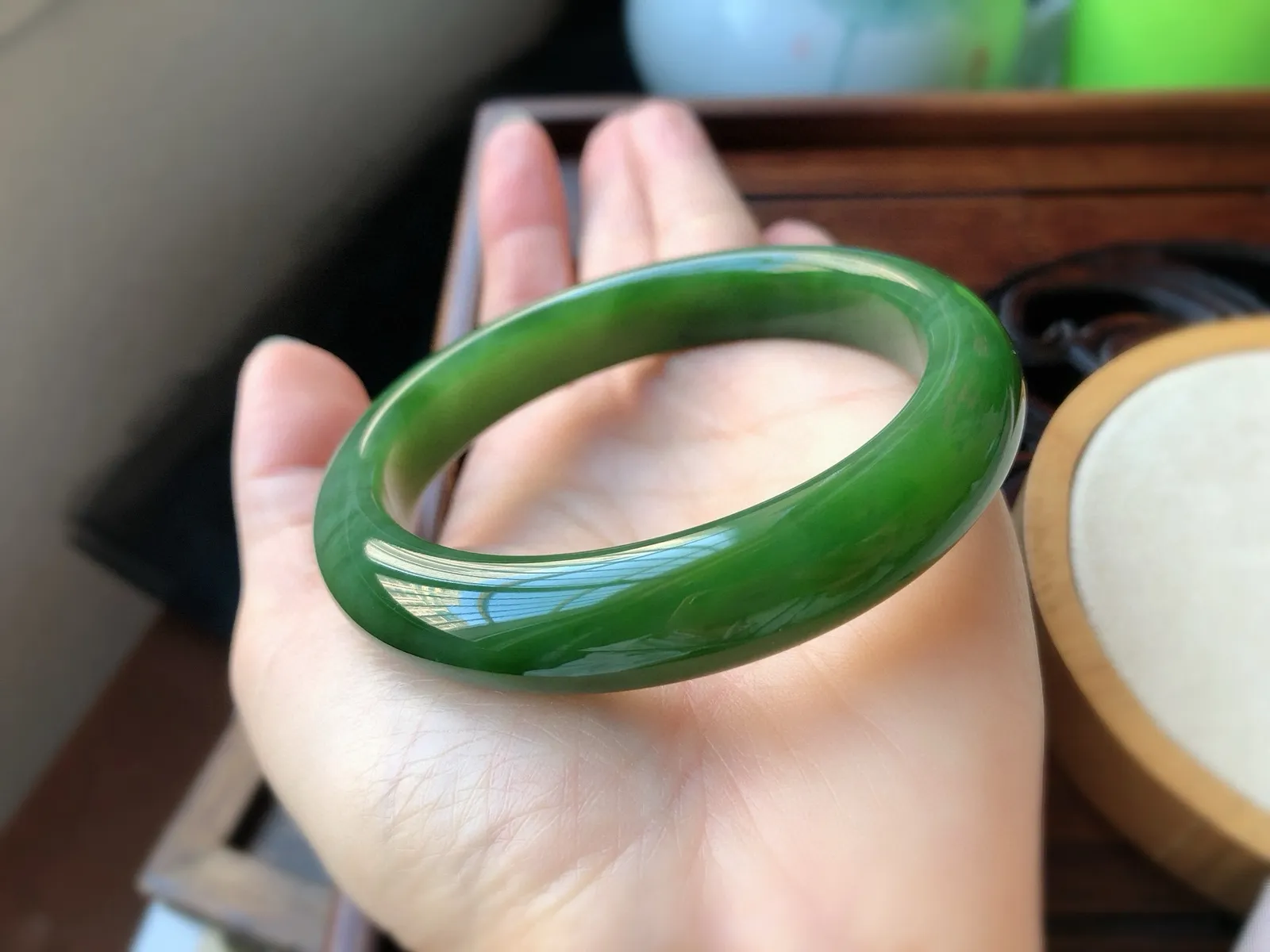 圈口59 天然和田玉 碧玉手镯，超美老菠菜绿，色匀，质地油润，  尺寸12.7*9.3