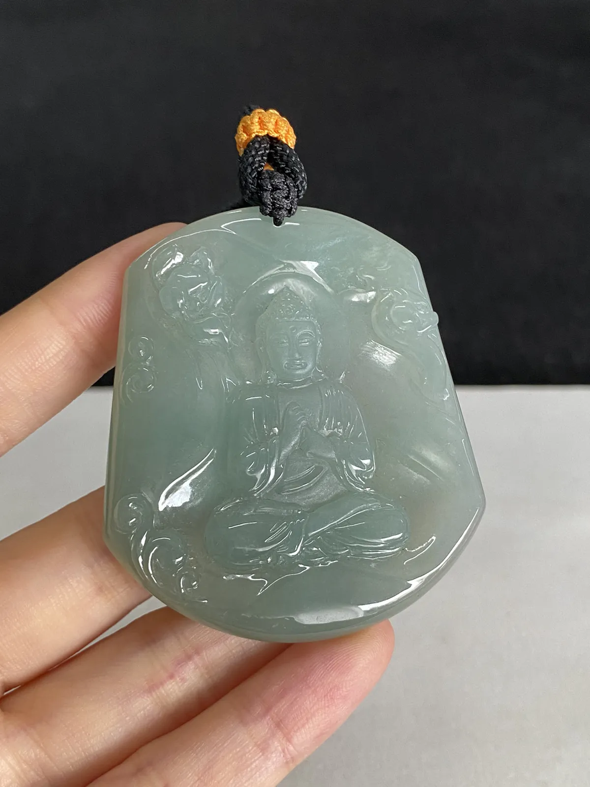 翡翠冰糯种淡绿色吊坠，配珠未测