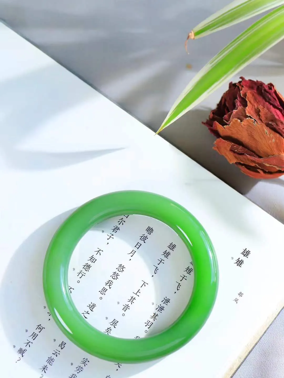 （碧色荡漾.手镯）

收藏传家级臻品和田玉碧玉圆条手镯，灼灼其华想像靓妆淡伫 ，腕间绿意跳脱冰壶莹，坐间静对，姑射仙姿潇洒处，艳冶最奇料子油润滋腻镯型饱满，手感上佳。重56.7克   内径54mm尺寸10.6-10.8mm   6870380T