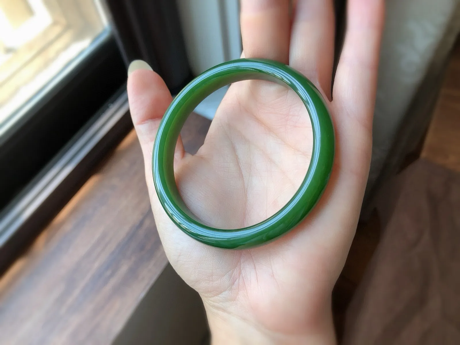 圈口58.5 天然和田玉 碧玉手镯，超美辣绿小正装，精品老坑料，质地温润，  尺寸10*7.2