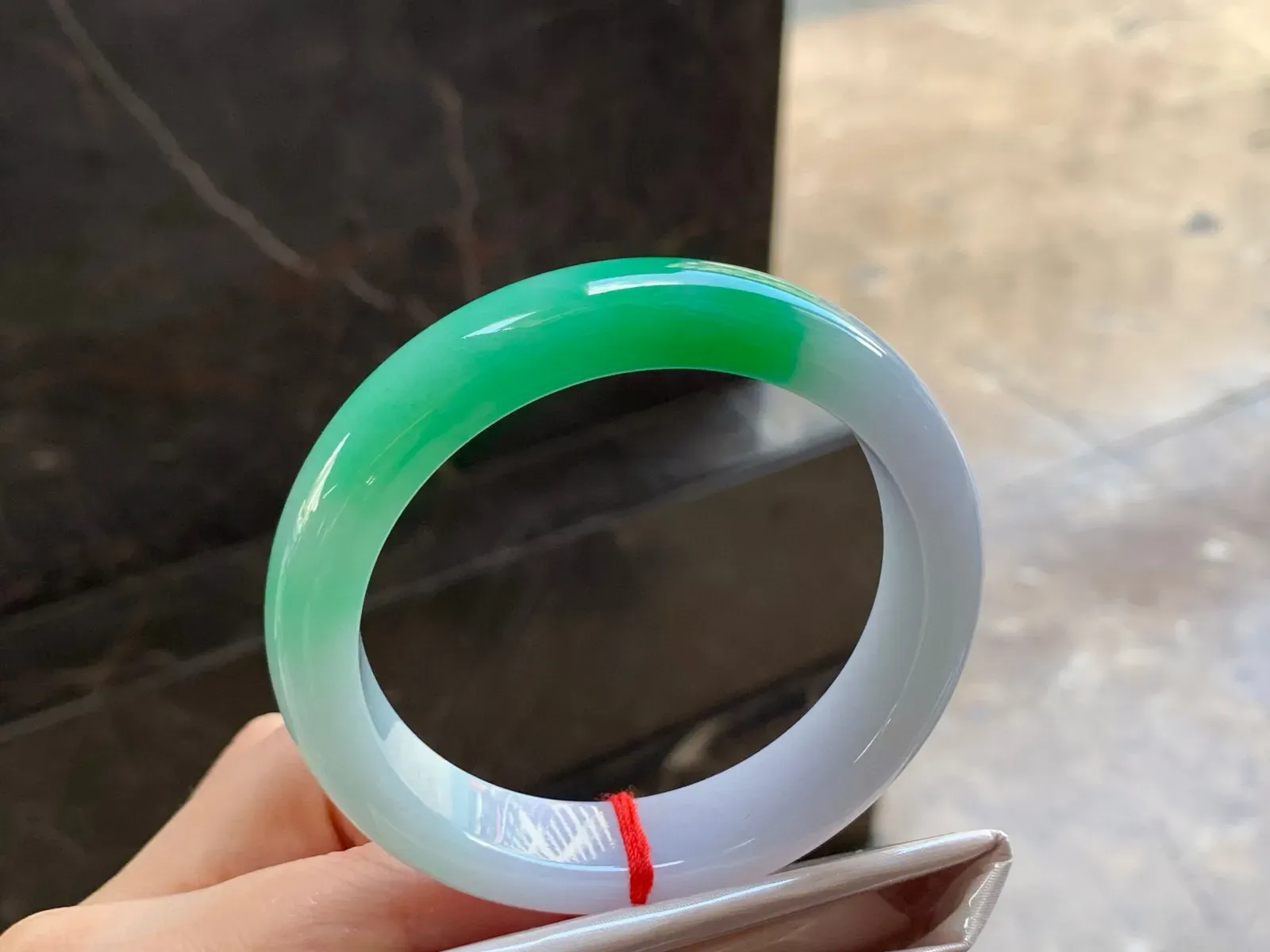 阳绿手镯
细腻56.6/13.5/8.8mm