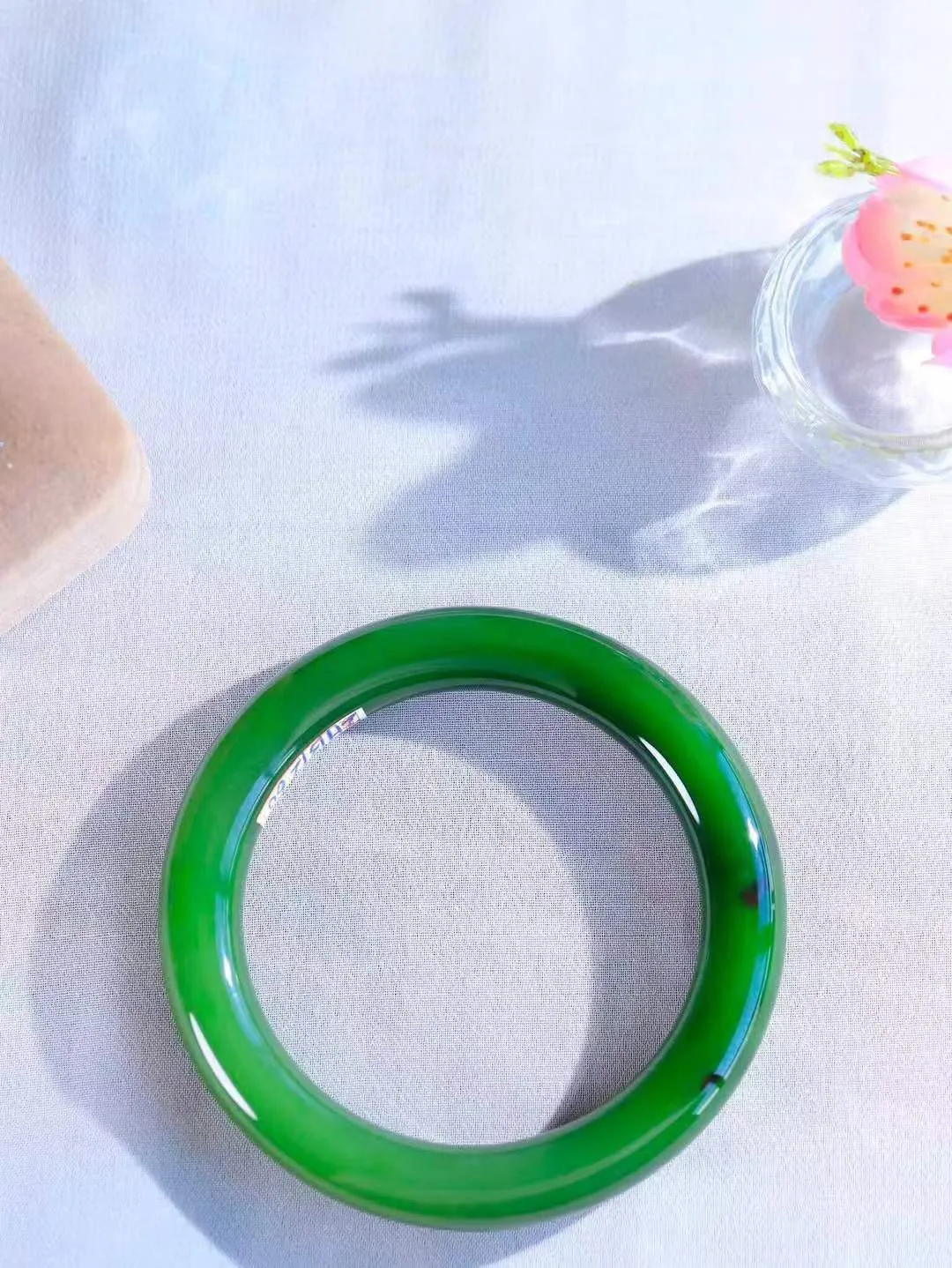 【温润如心.镯】

收藏传家级臻品️和田玉碧玉圆条手镯，精选上等碧玉料，色泽清透，质地细腻。佩戴它，感受千年玉文化的温润与优雅，愿它为您带来平安与幸福。重66克  尺寸58.5-11.3-11mm 8970354A