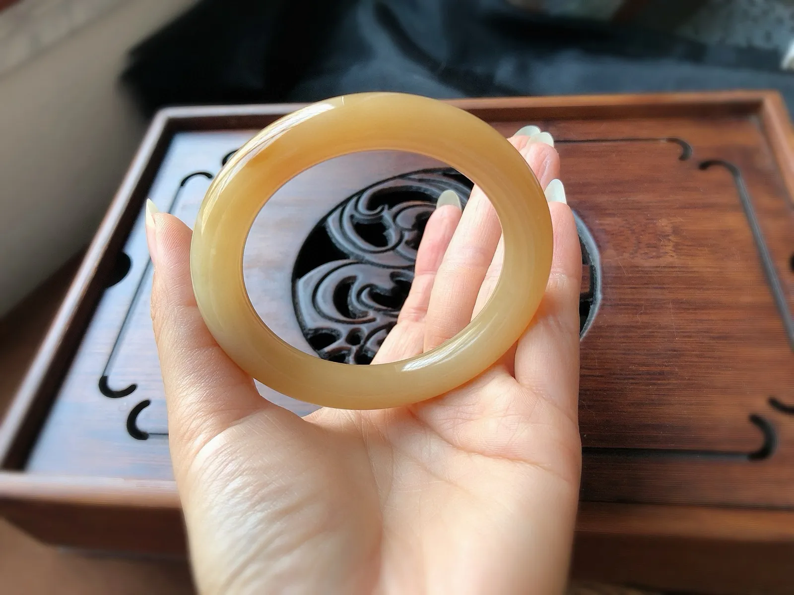 圈口57.7 蜂蜜水，黄金糖，纯美，甜蜜……[呲牙]和田玉 冰润细腻，色泽诱人，料子结构细腻，无裂无杂，色均匀，尺寸11*10.7