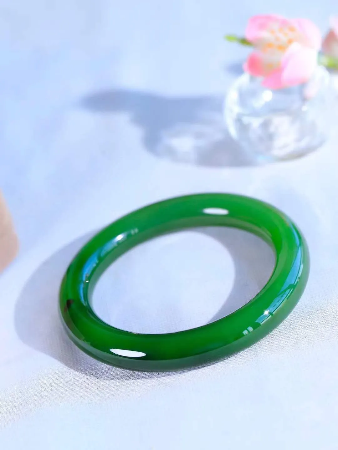 【温润如心.镯】

收藏传家级臻品️和田玉碧玉圆条手镯，精选上等碧玉料，色泽清透，质地细腻。佩戴它