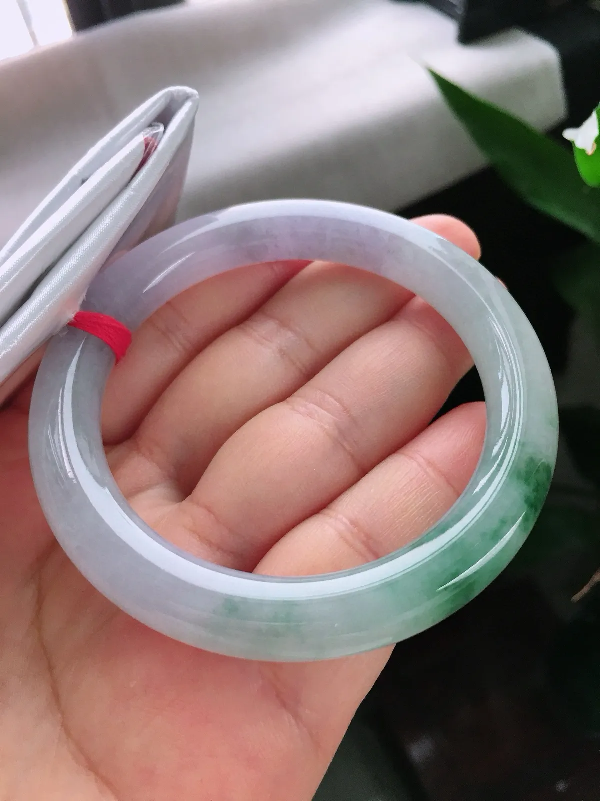 圈口56.5，圆条手镯，飘花，玉质水润细腻，尺寸56.5-9.6-9.5mm