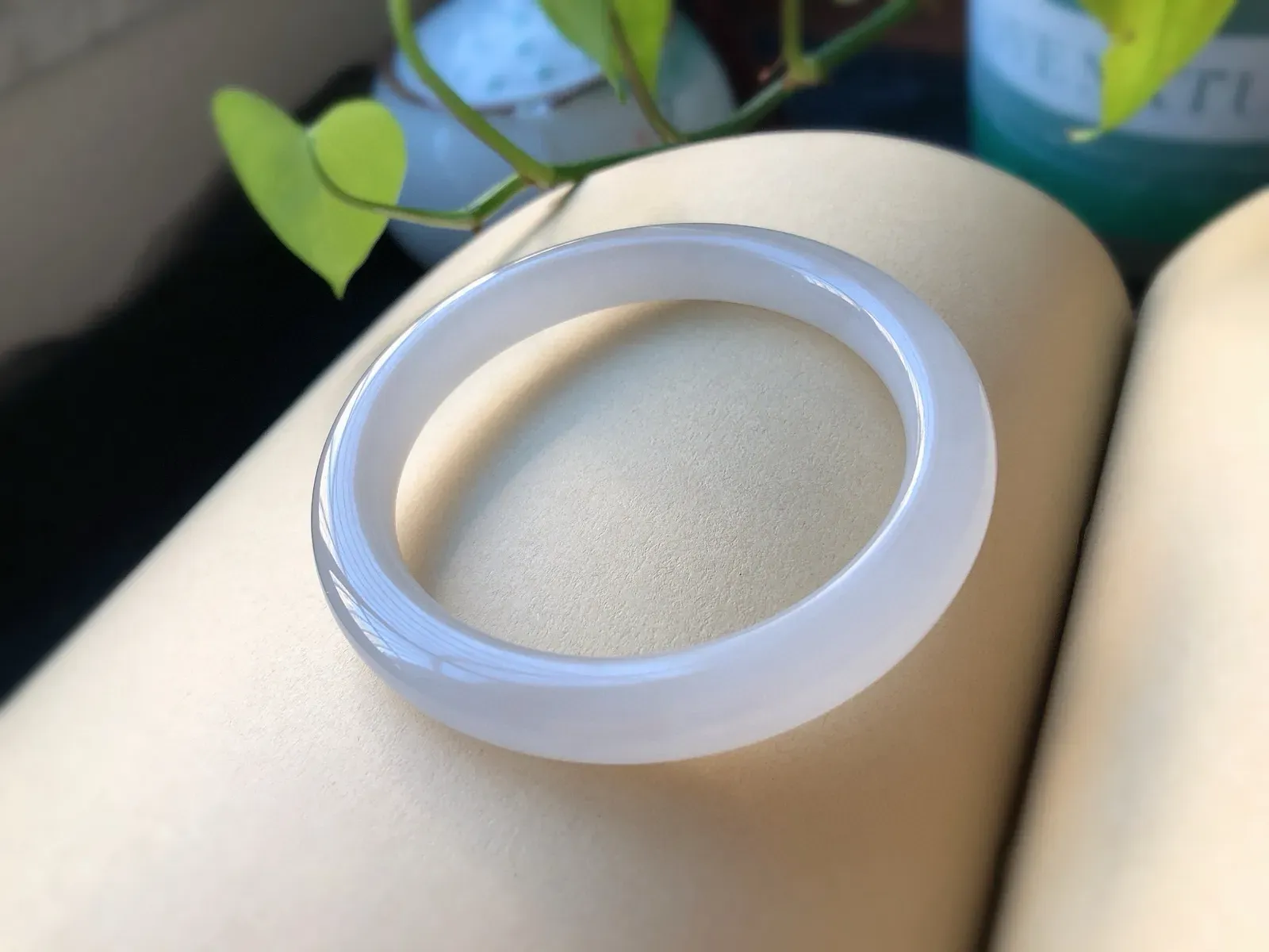 圈口59 尺寸10*9.3   超美的和田玉紫罗兰手镯，平安镯，冰紫料，料子细腻，超级有韵味，无黑裂。