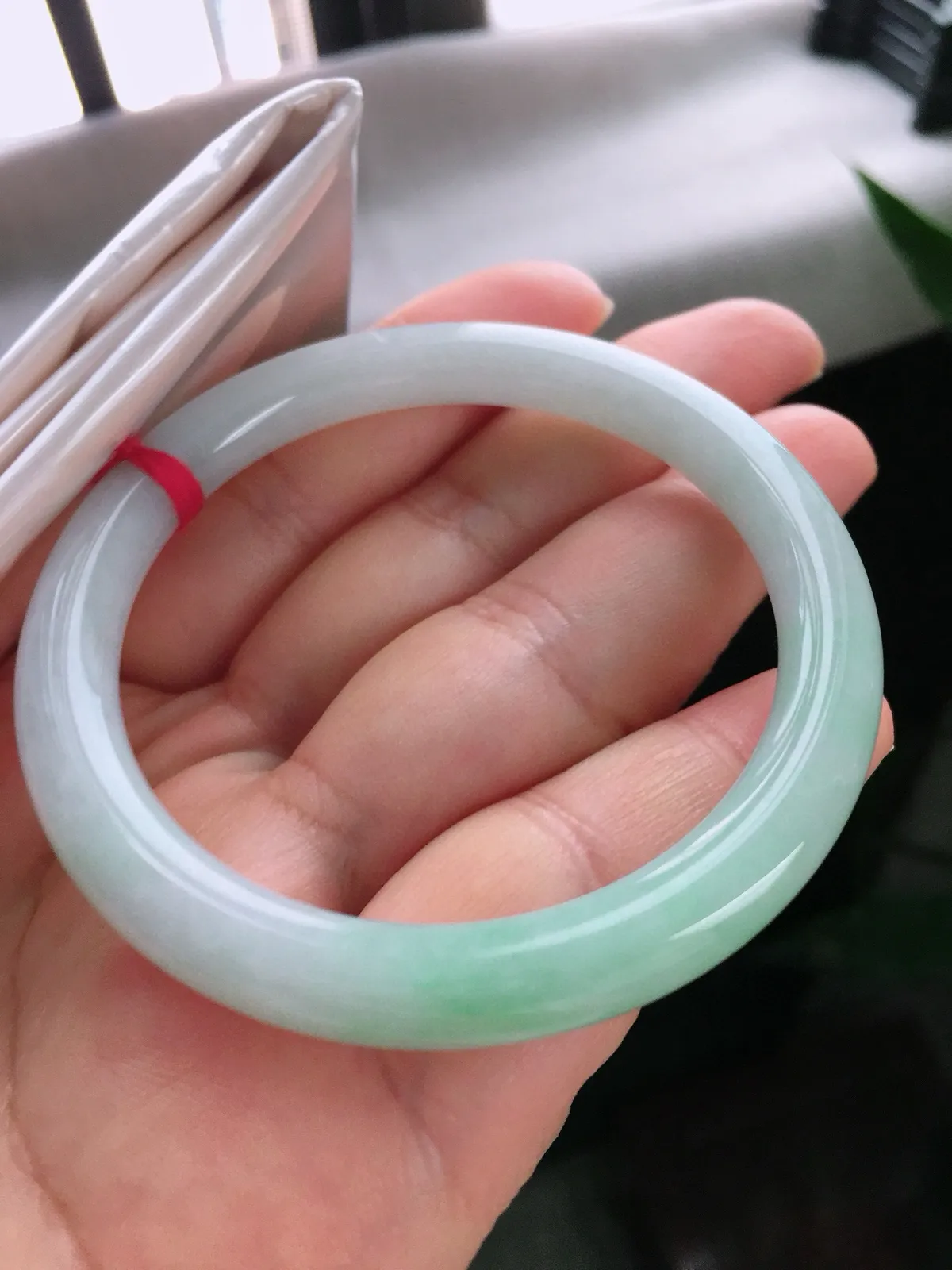 圈口54.5，圆条手镯，绿底，玉质水润，尺寸54.5-7.6-7.8mm