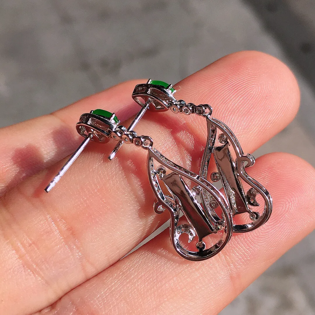 阳绿二合一耳坠，色泽均匀艳丽，玉质细腻，荧光感超
强，饱满圆润，气质满满。18k
金豪华镶嵌