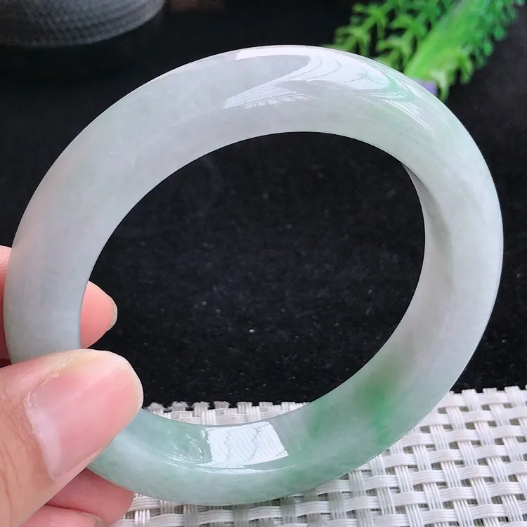自然光58/13.2/10.5老坑精美温润飘绿手镯翡翠玉镯美人镯