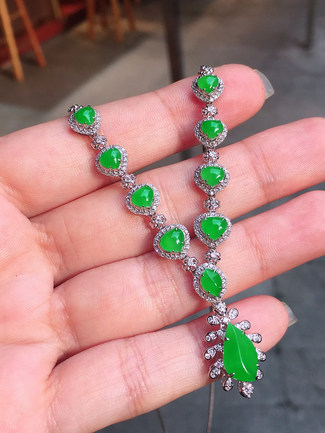 阳绿️晚装项链，色泽均匀艳丽，玉质细腻，荧光感超
强，饱满圆润，气质满满。18k
金豪华镶嵌