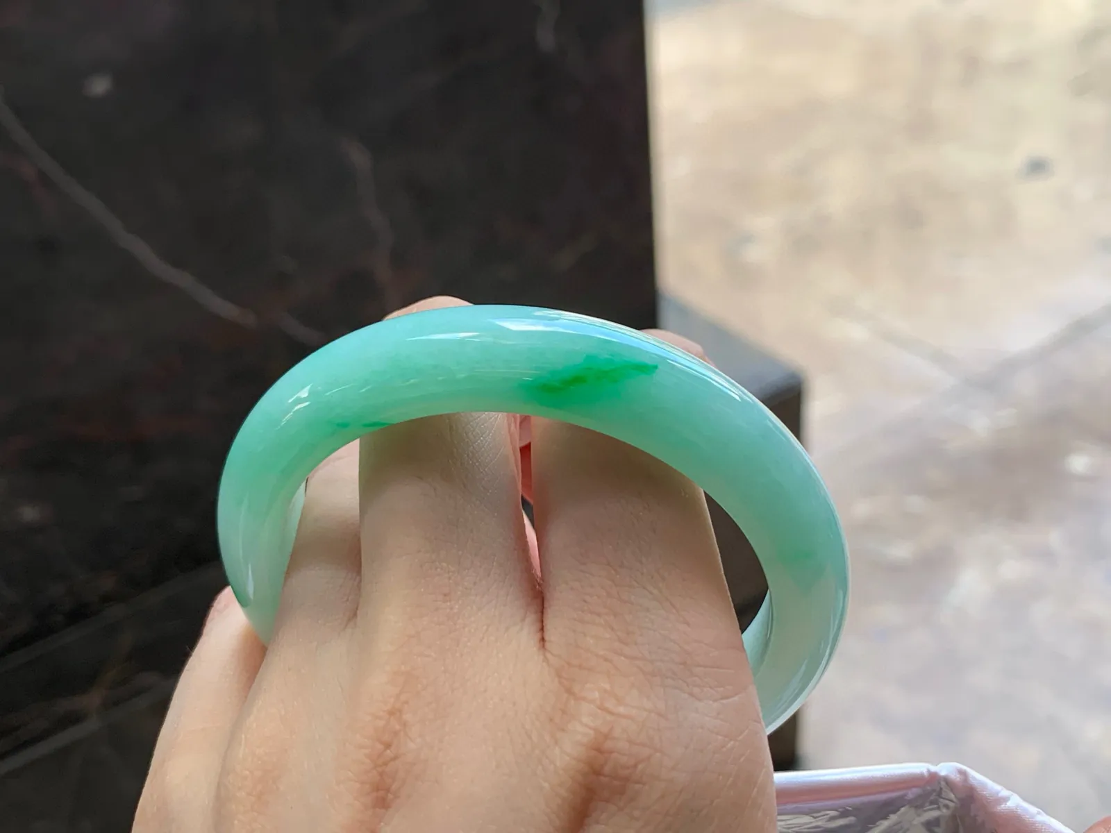带色手镯
细腻56.8/12/8.4mm