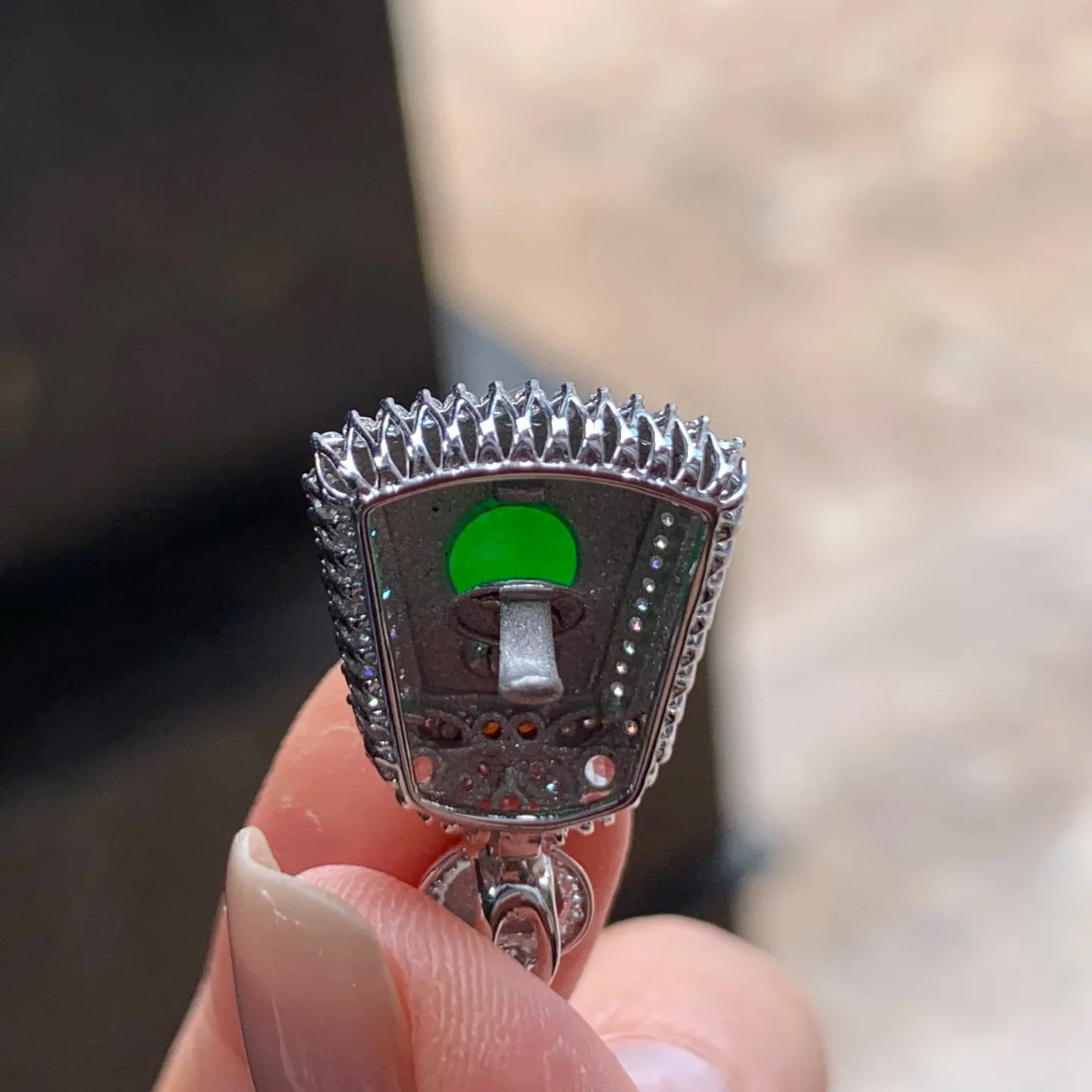 辣绿无事牌
真金镶嵌 精致