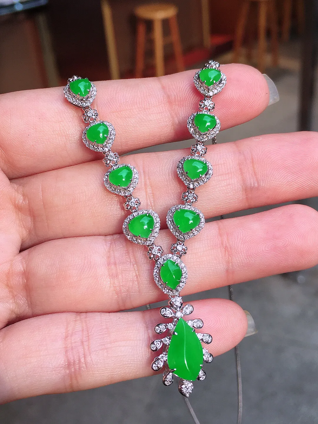 阳绿️晚装项链，色泽均匀艳丽，玉质细腻，荧光感超
强，饱满圆润，气质满满。18k
金豪华镶嵌