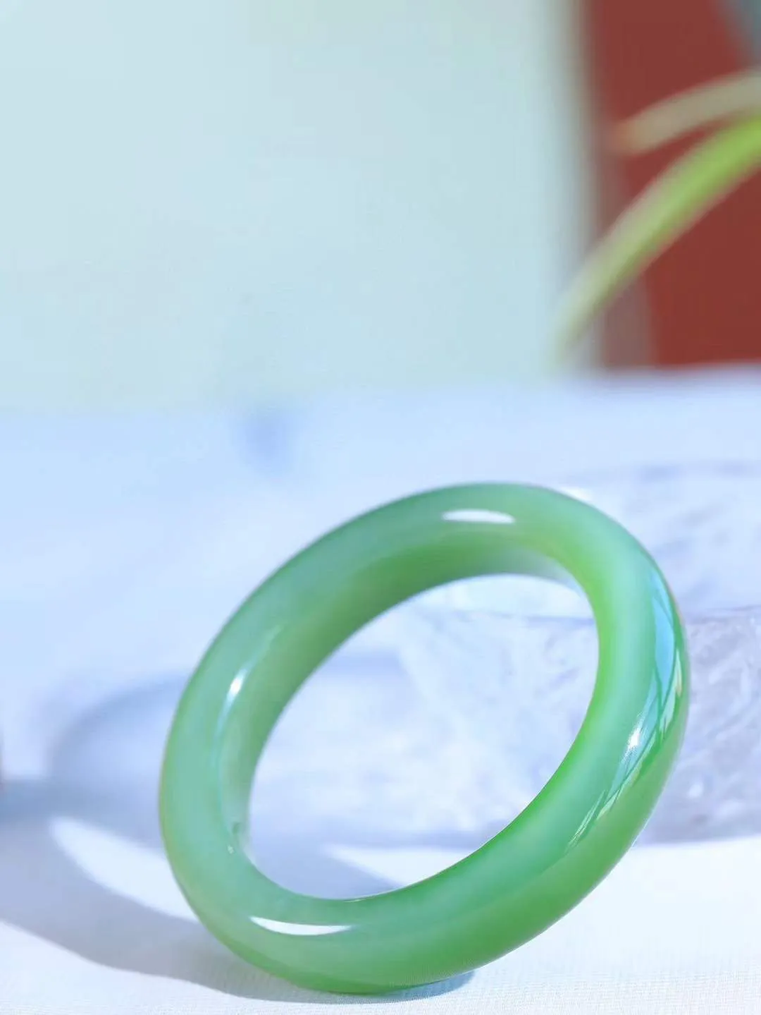 【碧波流转·手镯】

收藏传家级臻品️和田玉碧玉猫眼手镯，玉质细腻温润，手感舒适，️线条流畅，简约大气，美自天成，佩戴于腕间，婉约之美，举手投足间透出那份低调奢华，醉人心扉。
重63.7克 内径圈口51.5mm尺寸13.4-10mm  FDA-1370300