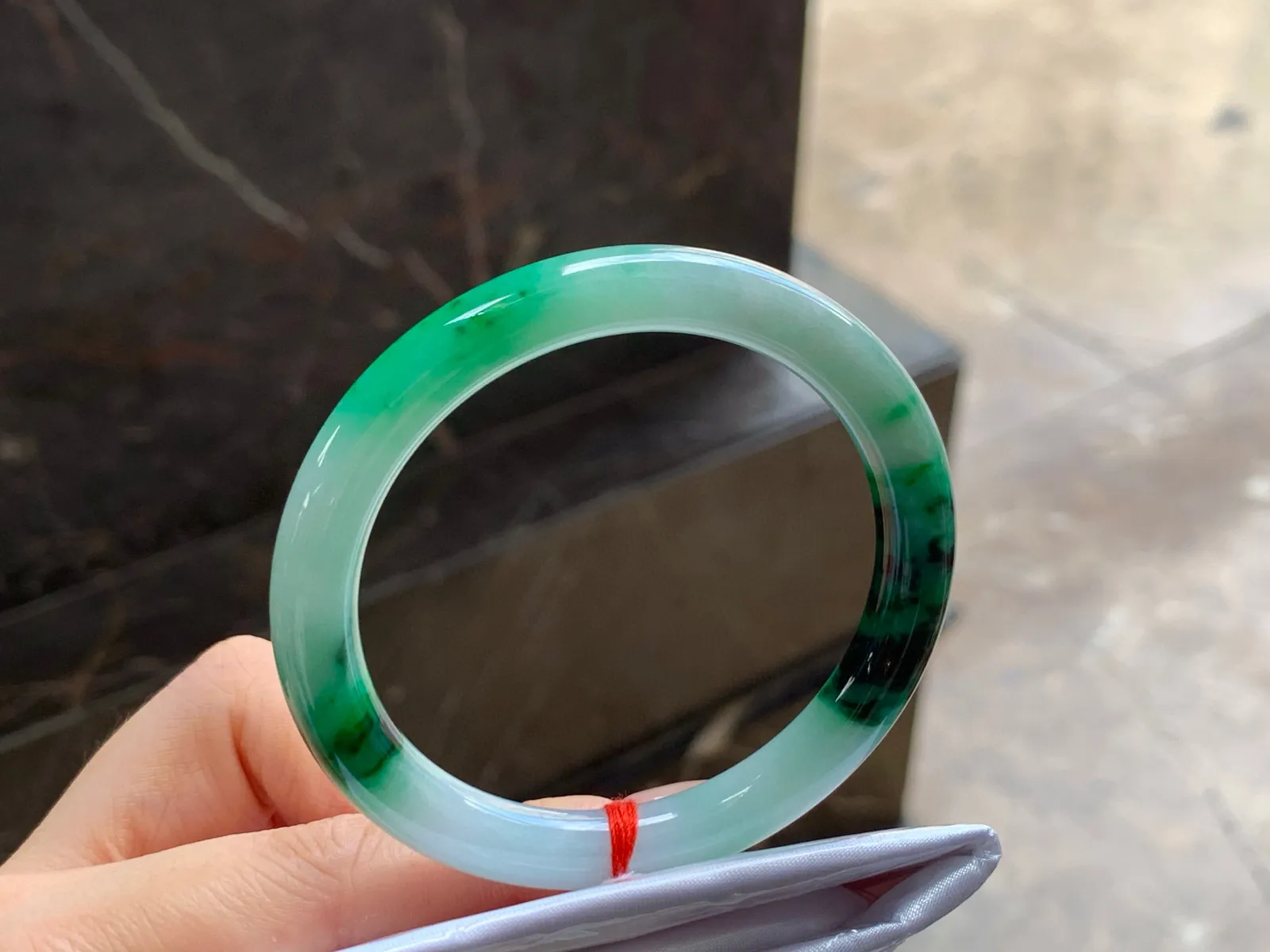 带色细圆条手镯
细腻清爽 52.2/8.2/8mm