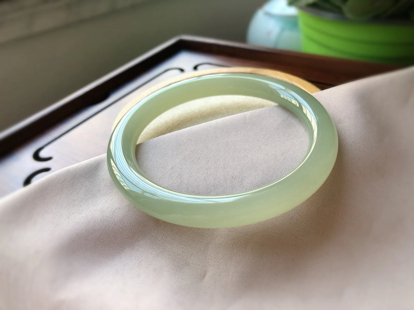圈口59 尺寸8.5*8.9   高冰底湖水，料子冰润细腻，超有存在感，又润又细腻，品质非常不错哦！