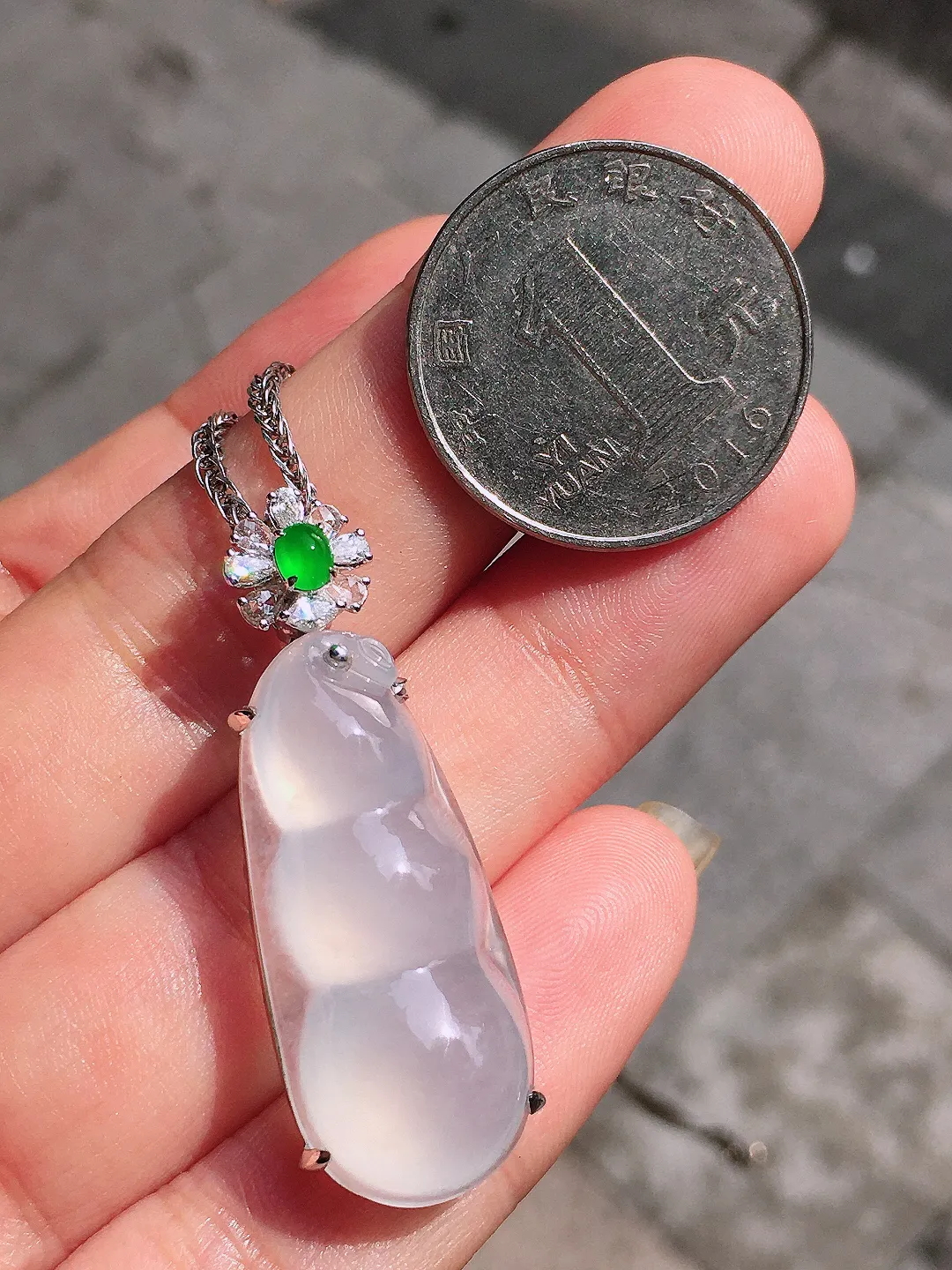 冰种福豆吊坠，玉质细腻，荧光感超
强，饱满圆润，气质满满。18k
金豪华镶嵌