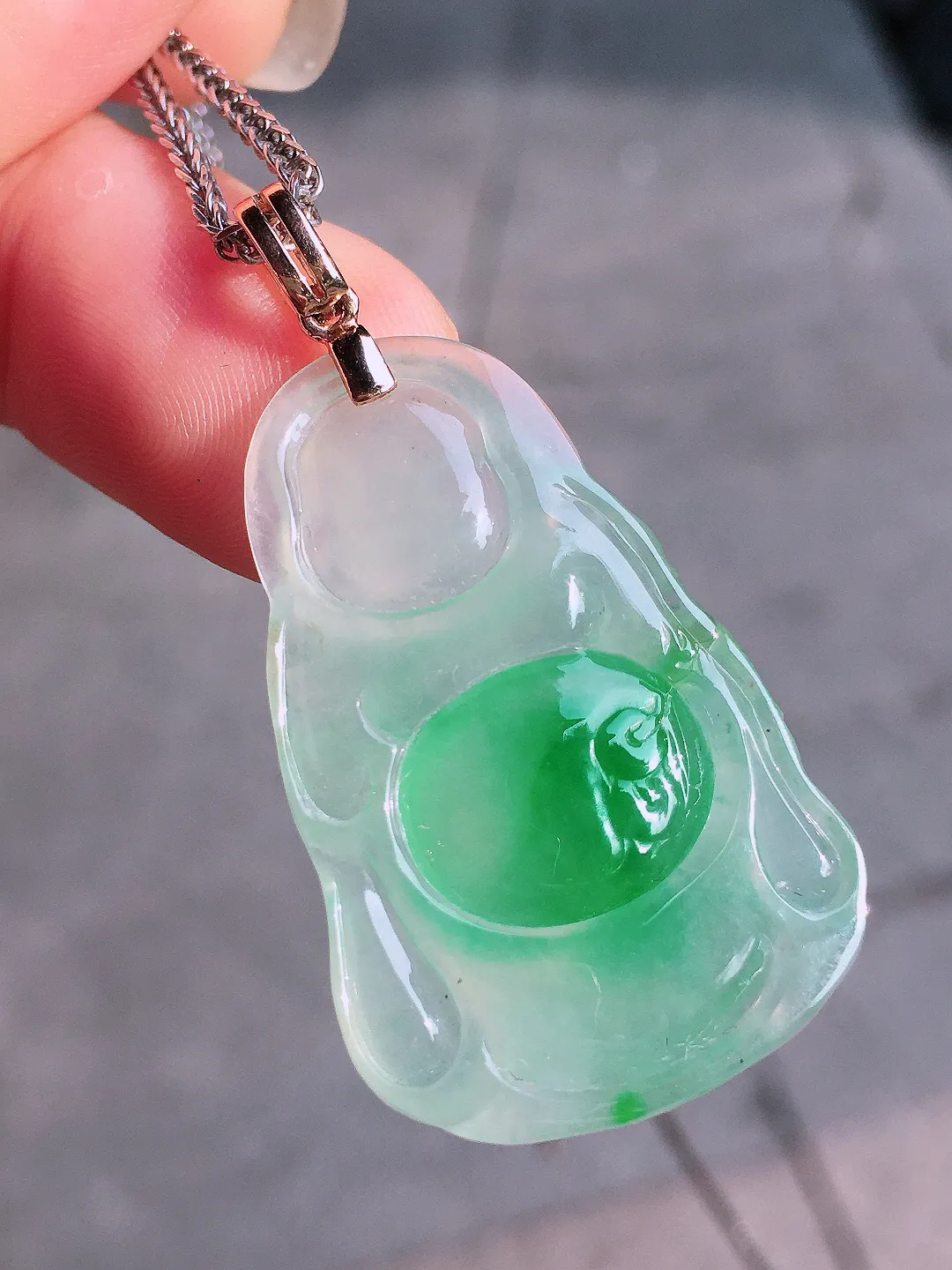 飘绿站佛吊坠，色泽艳丽，玉质细腻，荧光感超
强，饱满圆润，气质满满。18k
金豪华镶嵌