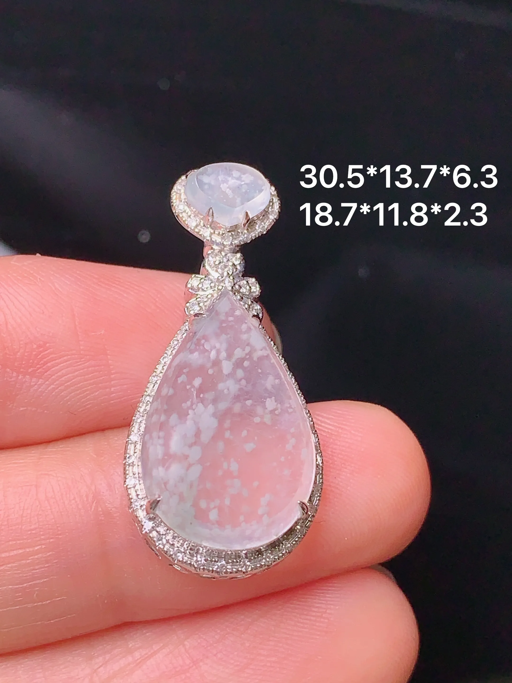 18k金钻镶嵌冰种木那料雪花棉水滴吊坠 玉质细腻 色泽艳丽 整体尺寸30.5*13.7*6.3