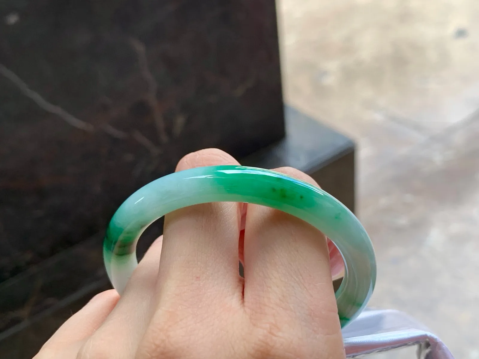 带色细圆条手镯
细腻清爽 52.2/8.2/8mm