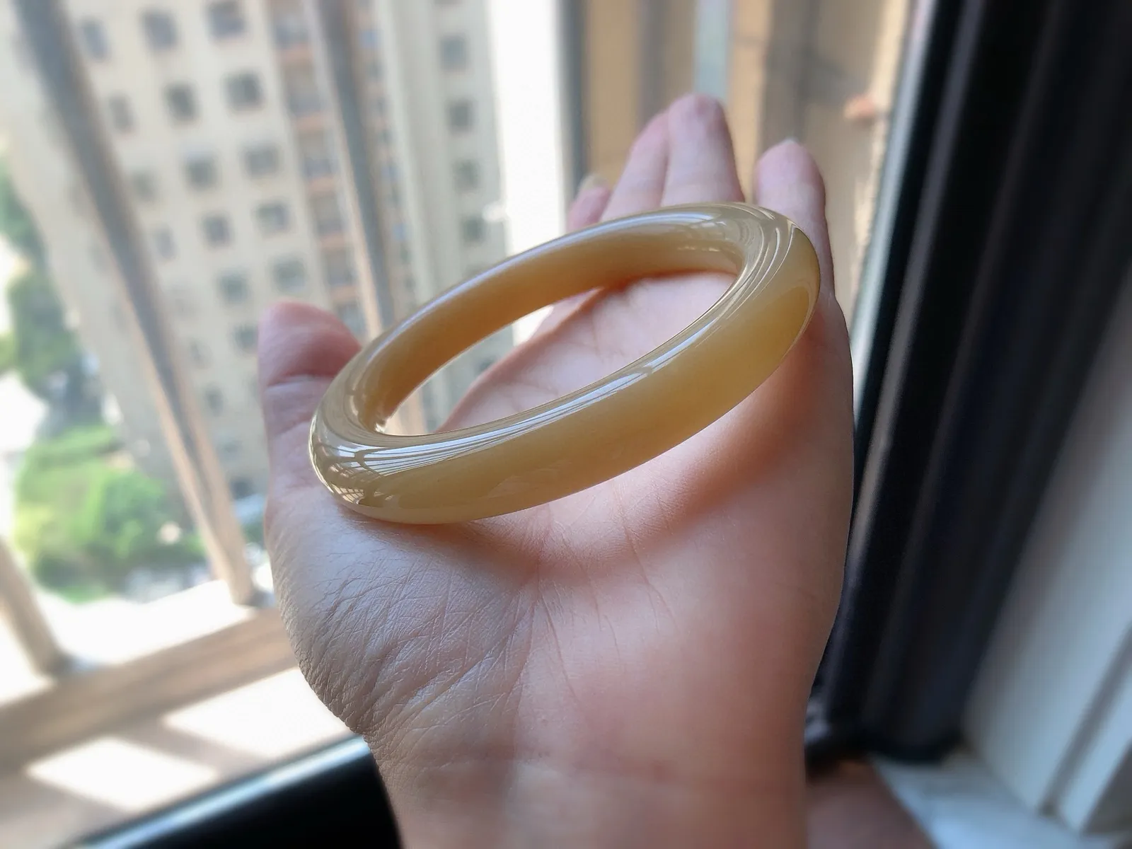 圈口57.7 蜂蜜水，黄金糖，纯美，甜蜜……[呲牙]和田玉 冰润细腻，色泽诱人，料子结构细腻，无裂无