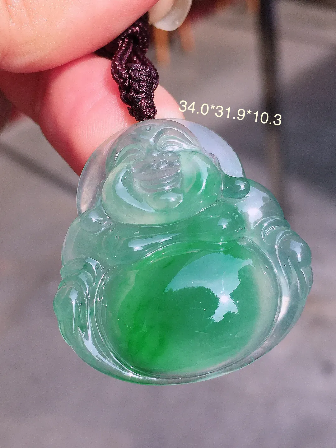 飘绿佛公吊坠，色泽艳丽，玉质细腻，荧光感超
强，饱满圆润，气质满满