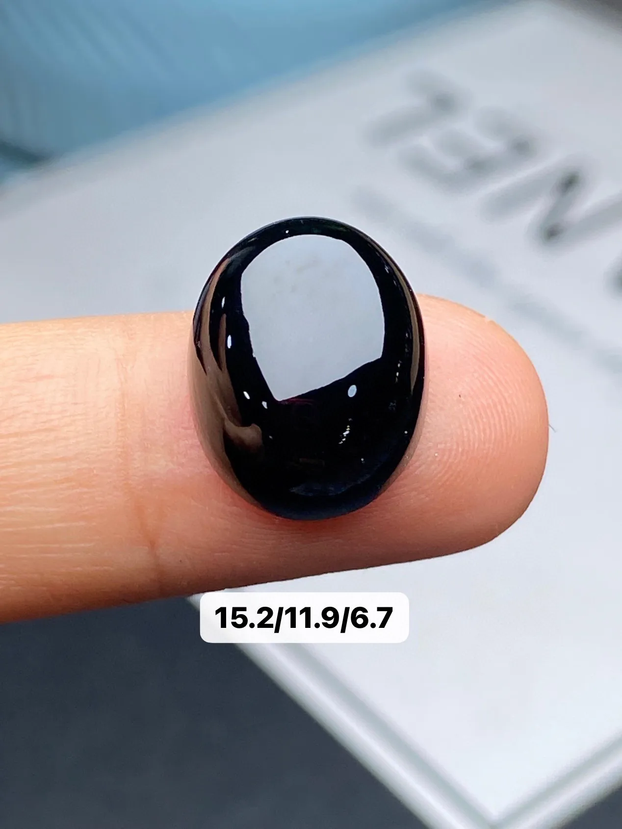 【墨翠裸石】
黑度油黑 灯打通透  品相饱满大气 尺寸15.2毫米