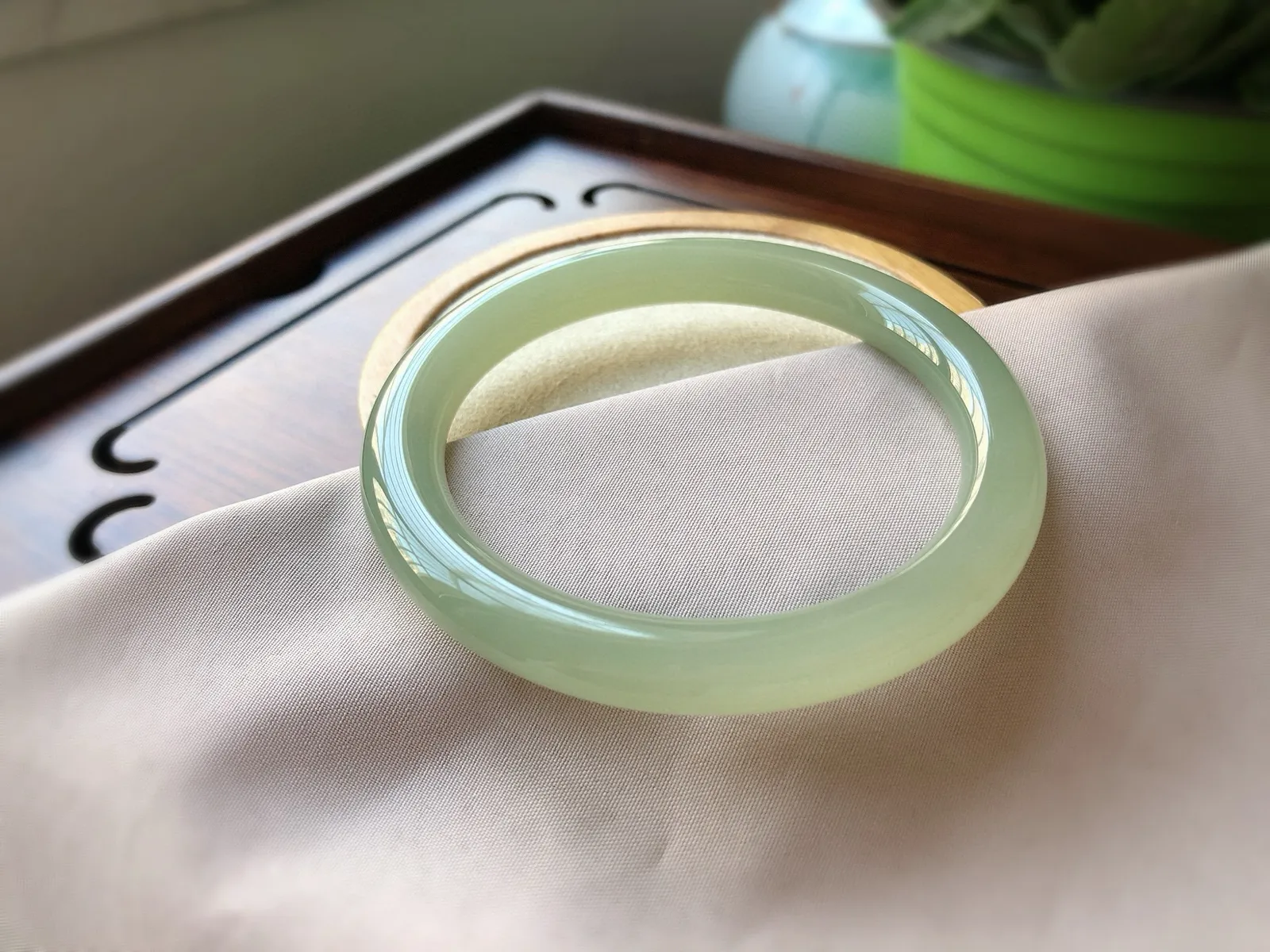 圈口59 尺寸8.5*8.9   高冰底湖水，料子冰润细腻，超有存在感，又润又细腻，品质非常不错哦！