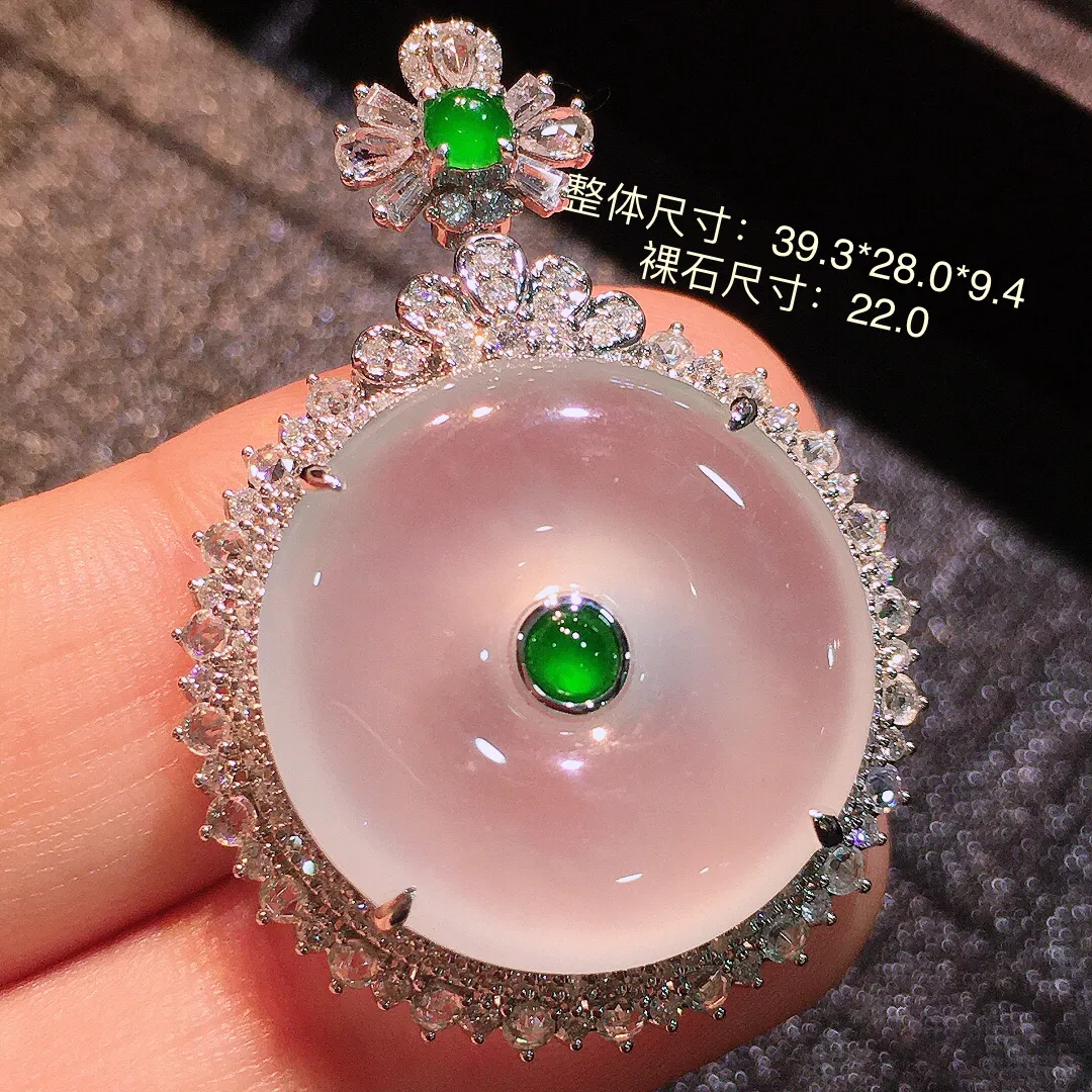 冰种平安扣吊坠，玉质细腻，荧光感超
强，饱满圆润，气质满满。18k
金豪华镶嵌