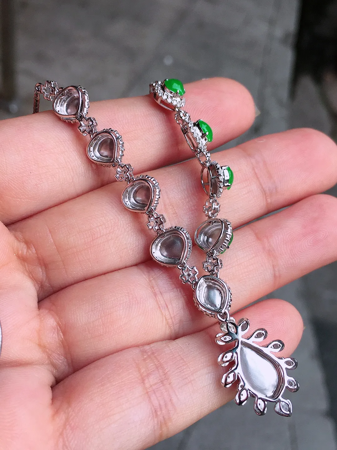 阳绿️晚装项链，色泽均匀艳丽，玉质细腻，荧光感超
强，饱满圆润，气质满满。18k
金豪华镶嵌