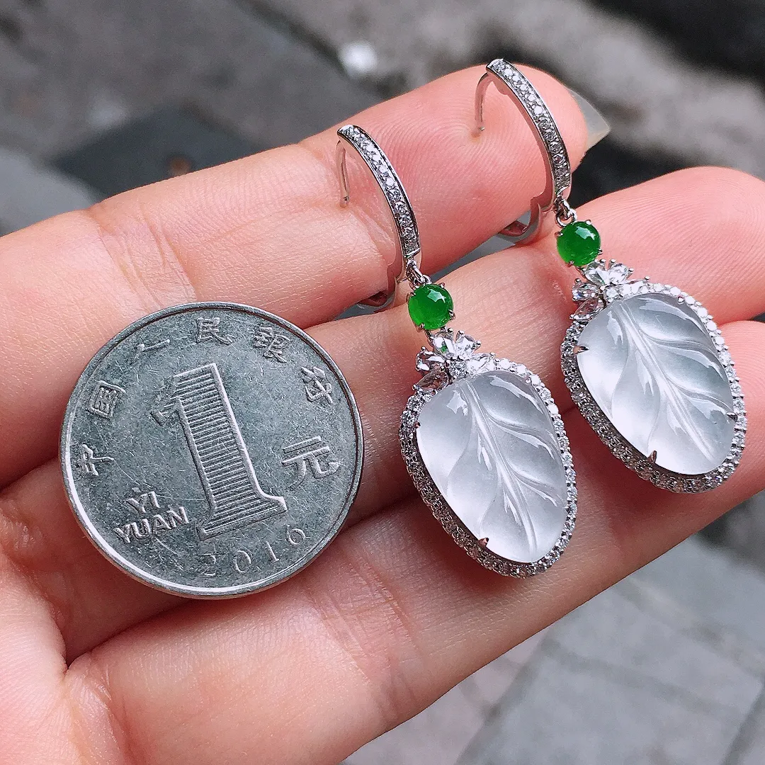 冰种玉叶耳坠，玉质细腻，荧光感超
强，饱满圆润，气质满满。18k
金豪华镶嵌
