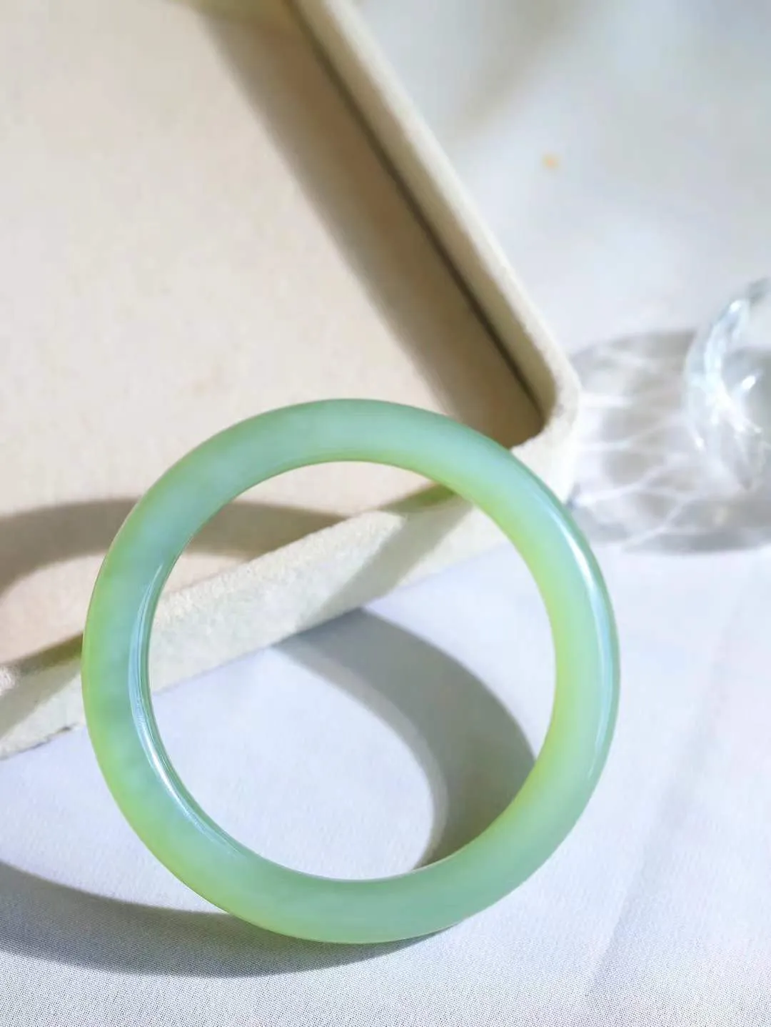 【温润如心.镯】

收藏级️和田玉碧玉猫眼冰底圆条手镯，精选上等碧玉料，色泽清透，质地细腻。佩戴它，感受千年玉文化的温润与优雅，愿它为您带来平安与幸福。重45.3克  尺寸60-9-9.7mm  8970354T