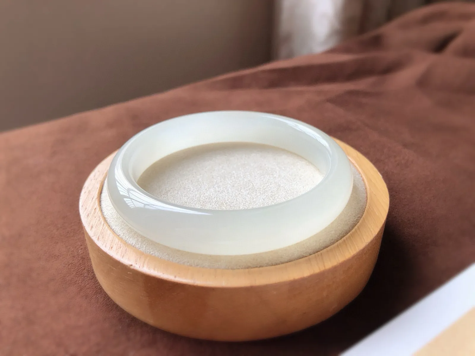圈口54.2 天然白玉和田玉老坑一级白，超冰底，油润，柔和尺寸11.2*7.5