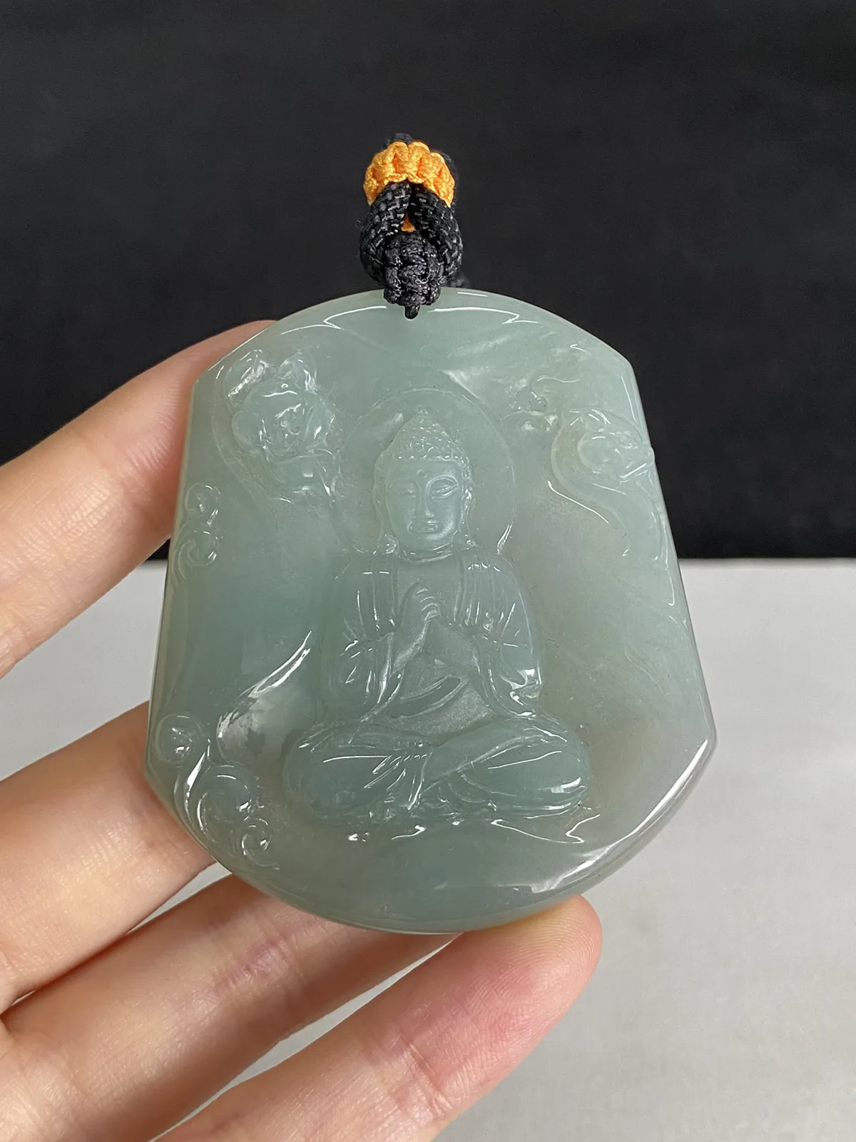 翡翠冰糯种淡绿色吊坠，配珠未测