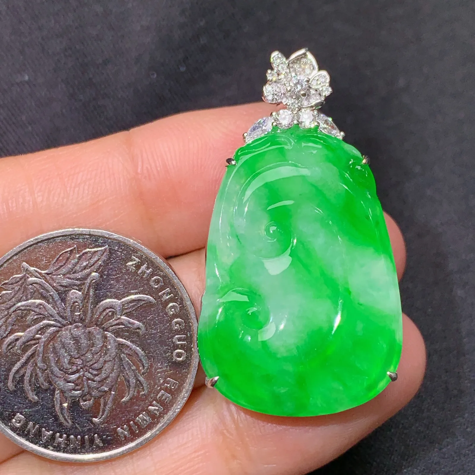 阳绿如意吊坠，18k金镶嵌，色泽鲜阳，冰润细腻，种水足 尺寸37.9*21*6.9