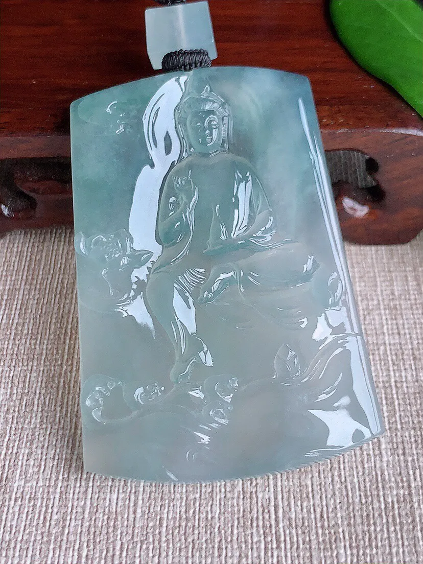 a货翡翠老坑冰种晴水一刀切自在观音吊坠 尺寸59.5×40.7×5.6mm 重量38.40g 0703