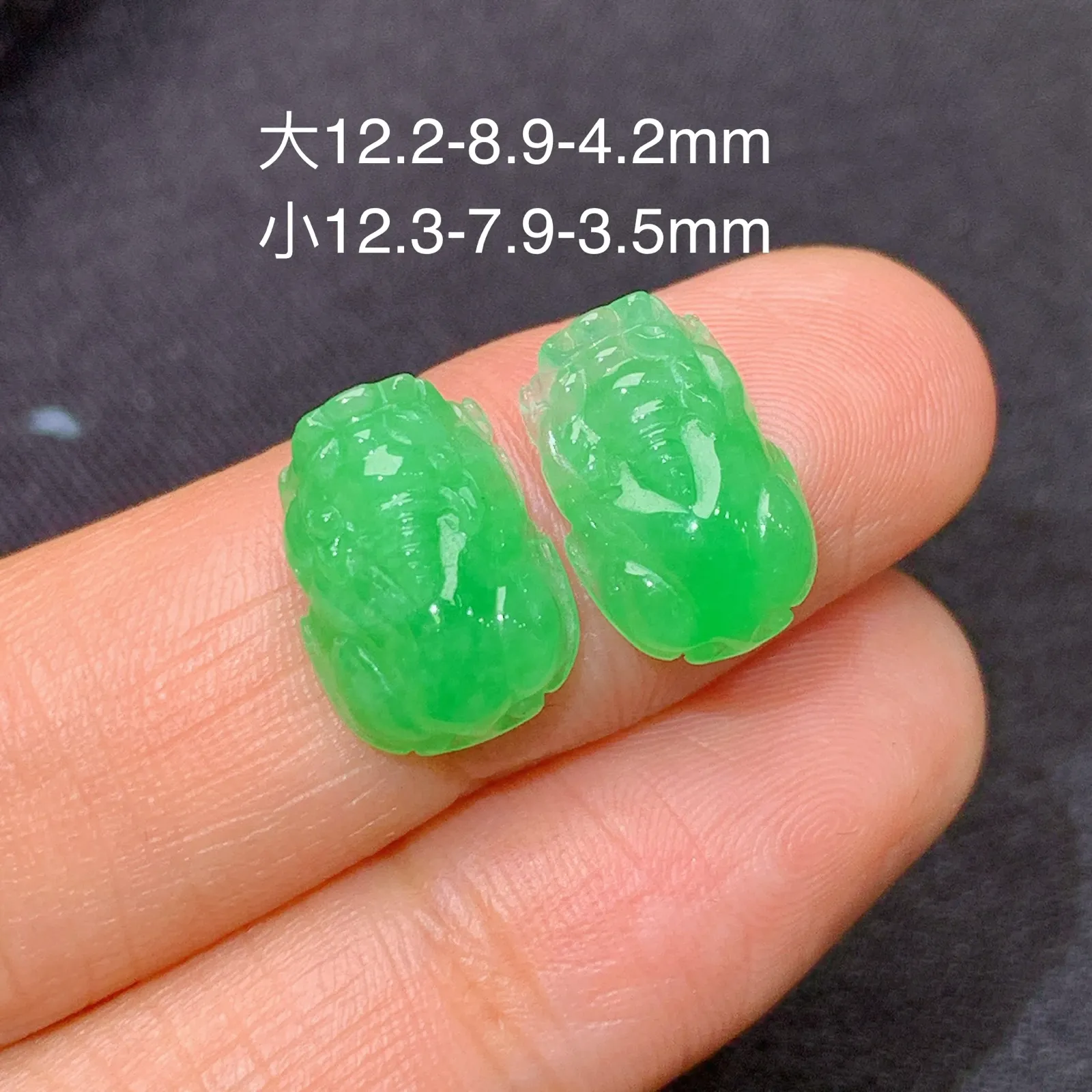 阳绿貔貅一对，镶嵌佳品，冰润色阳，种水足 尺寸12.2*8.9*4.2