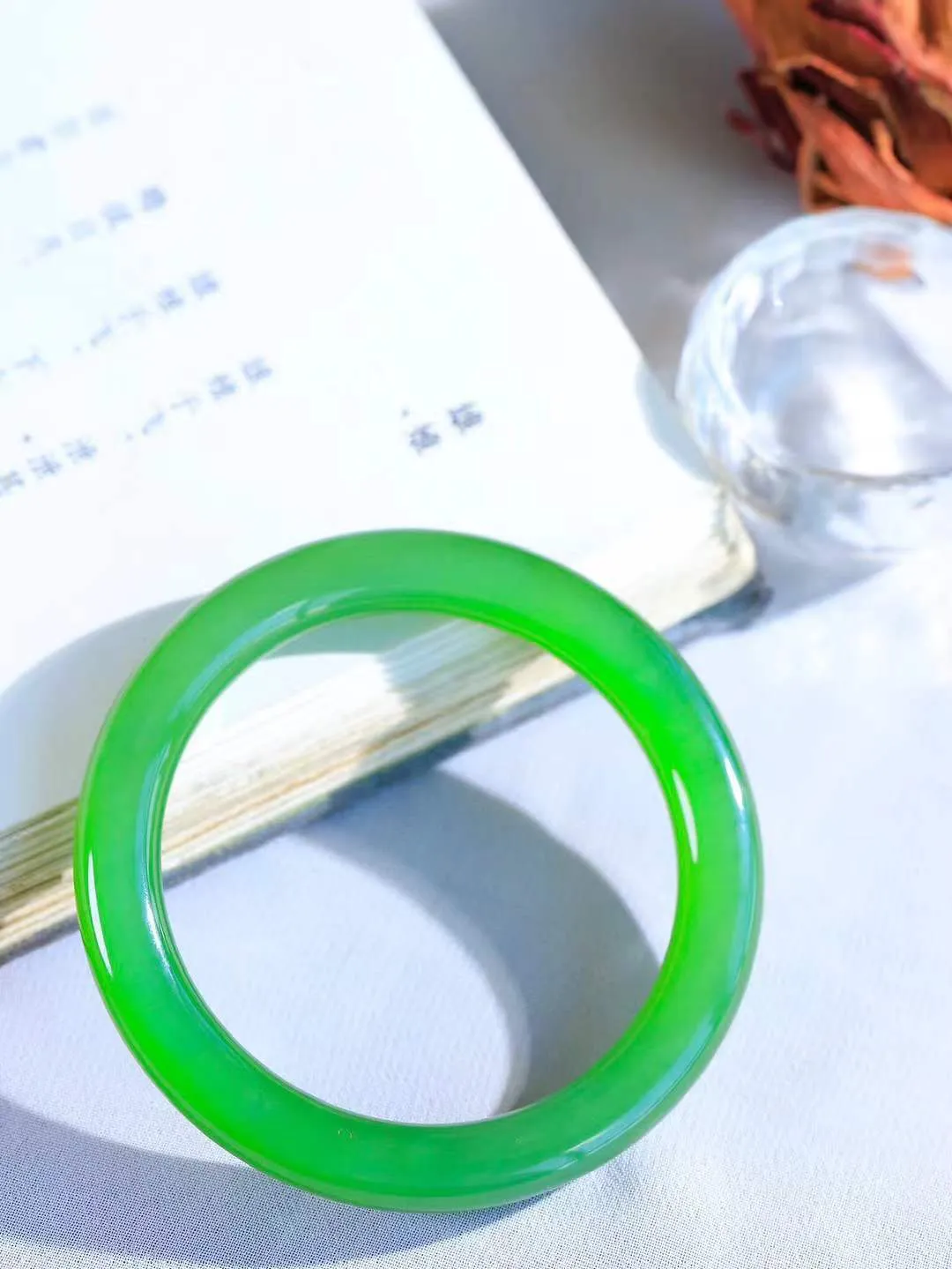 【碧色荡漾·手镯】

收藏传家级臻品️和田玉碧玉猫眼手镯，玉质细腻温润，手感舒适，️线条流畅，简约大气，美自天成，佩戴于腕间，婉约之美，举手投足间透出那份低调奢华，醉人心扉。重35.2克 内径圈口53mm尺寸8.2-9mm FDA-7670332