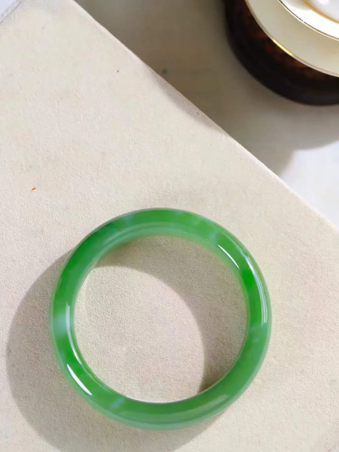 【碧波流转·手镯】

收藏级臻品️和田玉碧玉猫眼手镯，玉质细腻温润，手感舒适，️线条流畅，简约大气，美自天成，佩戴于腕间，婉约之美，举手投足间透出那份低调奢华，醉人心扉。
重59克 内径圈口57.5mm尺寸13-8.7mm  FDT-1360300