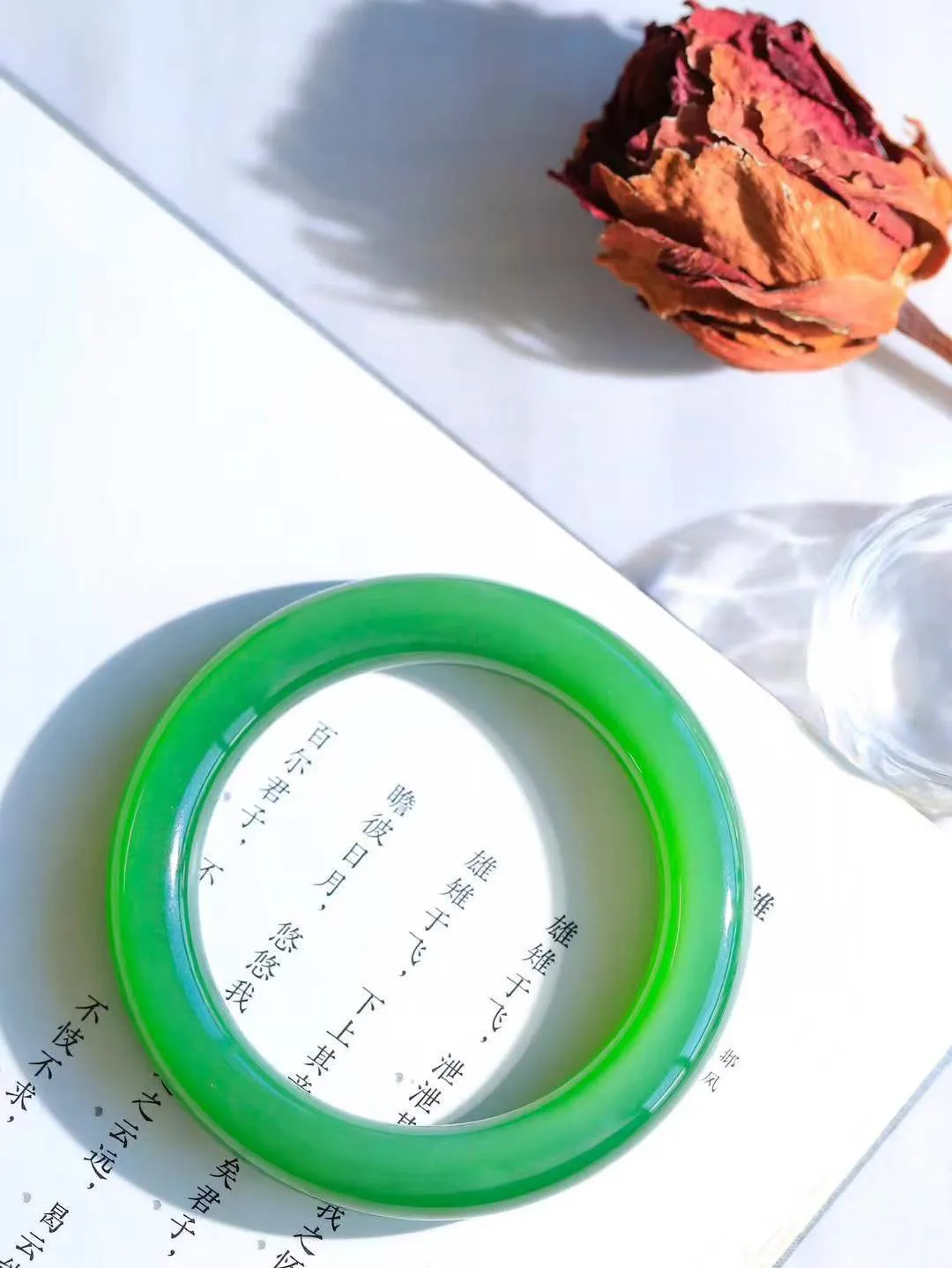 【碧波流转·手镯】

收藏传家级臻品️和田玉碧玉猫眼圆条手镯，玉质细腻温润，手感舒适，️线条流畅，简约大气，美自天成，佩戴于腕间，婉约之美，举手投足间透出那份低调奢华，醉人心扉。
重56克 内径圈口53.5mm尺寸10.8-10.9mm  FDA-1370300
