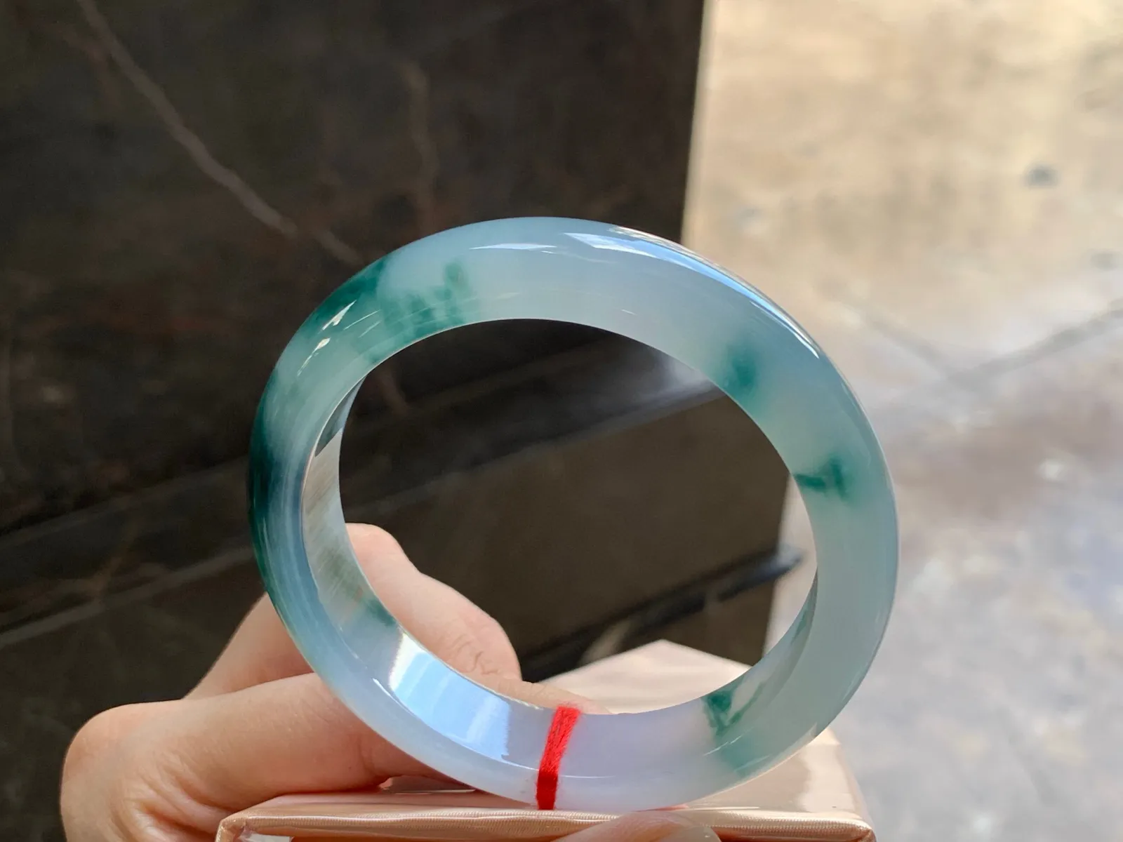 冰飘花手镯
种好水润 56.6/12.8/8.5mm