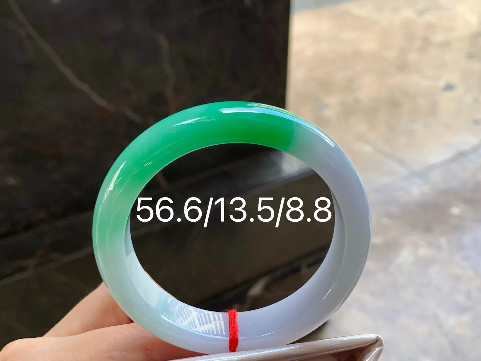阳绿手镯
细腻56.6/13.5/8.8mm