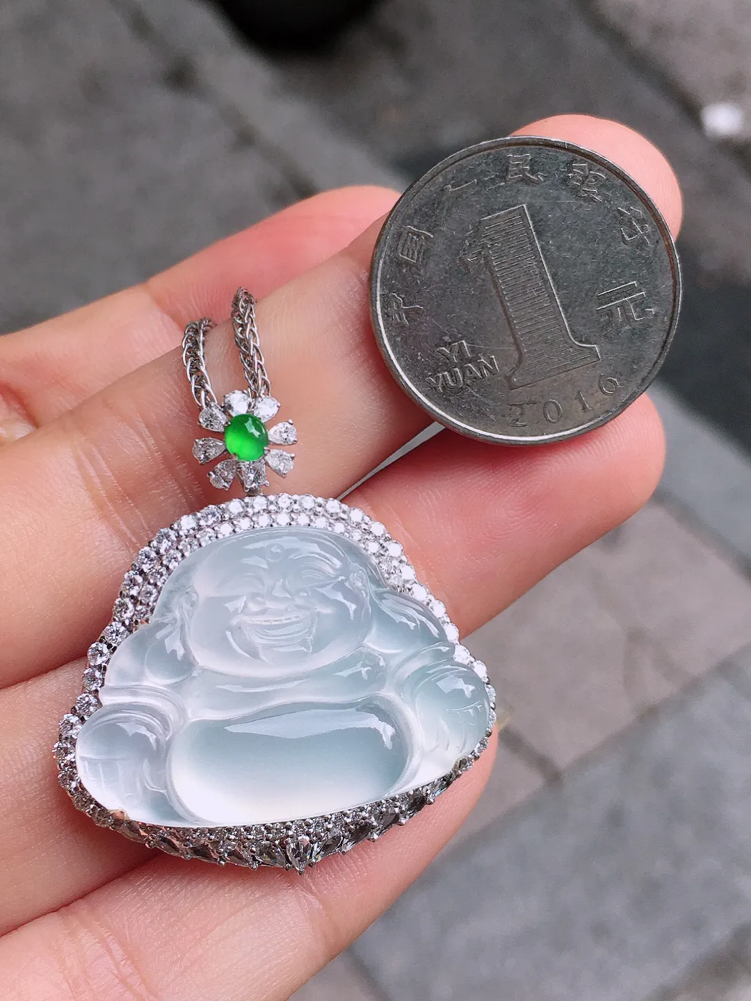 冰种佛公吊坠，玉质细腻，荧光感超
强，饱满圆润，气质满满。18k
金豪华镶嵌