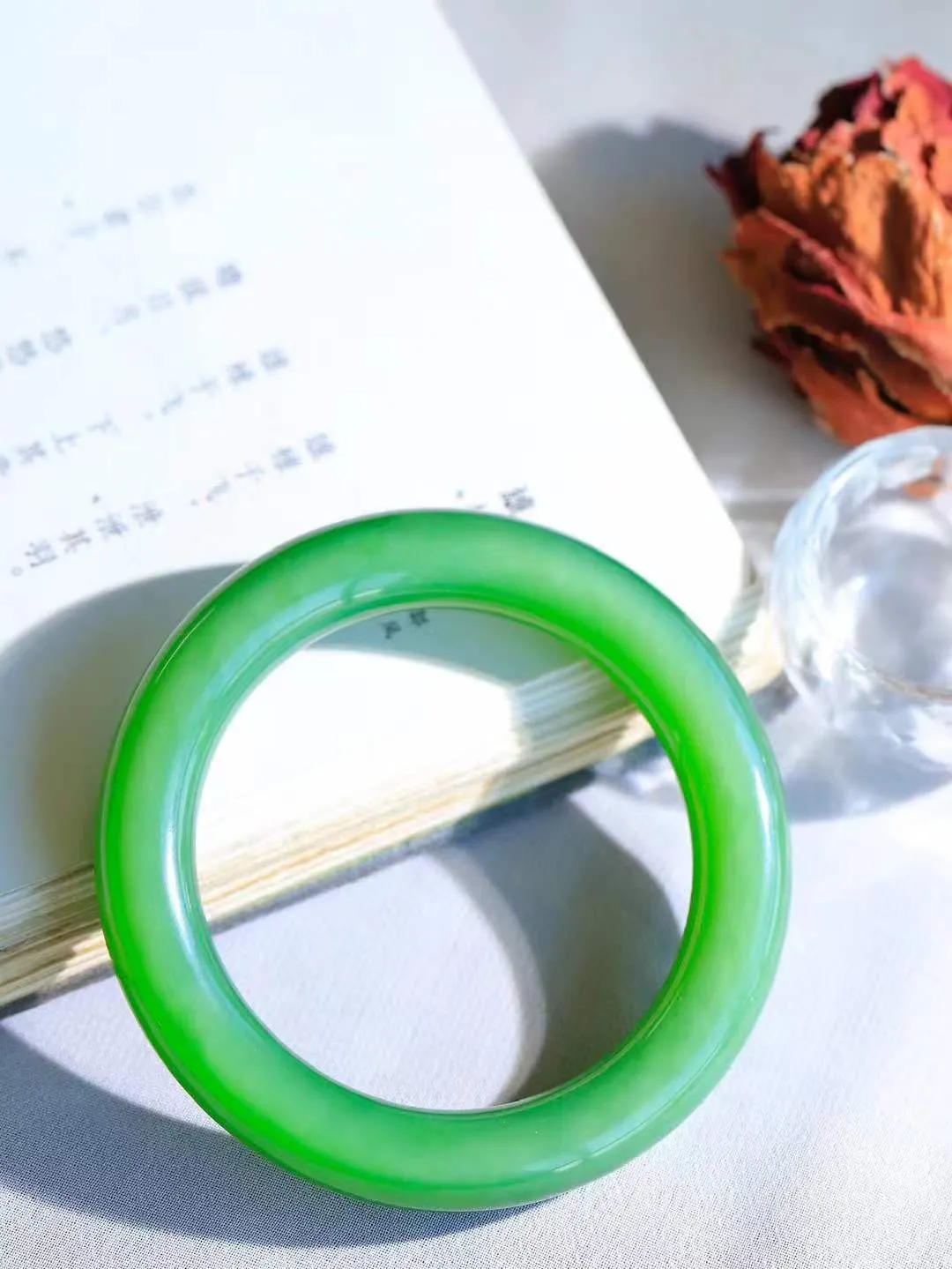 【碧波流转·手镯】

收藏传家级臻品️和田玉碧玉猫眼圆条手镯，玉质细腻温润，手感舒适，️线条流畅，简约大气，美自天成，佩戴于腕间，婉约之美，举手投足间透出那份低调奢华，醉人心扉。
重56克 内径圈口53.5mm尺寸10.8-10.9mm  FDA-1370300