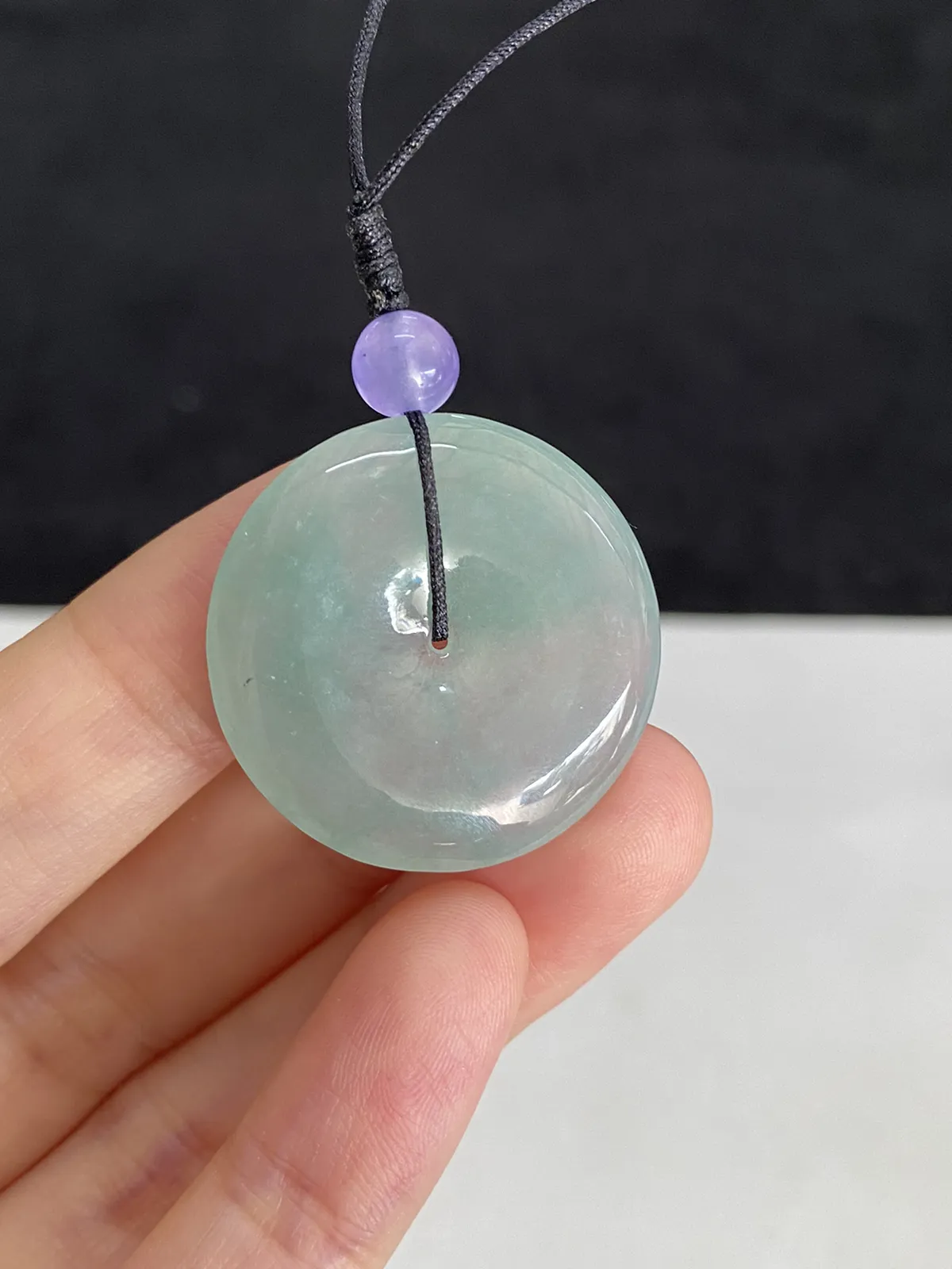 翡翠冰糯种淡绿色平安扣，配珠未测