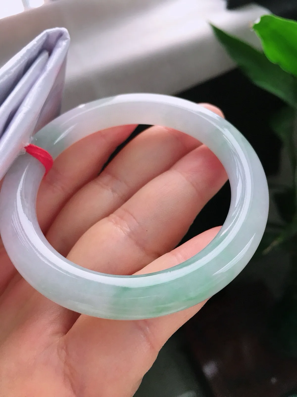 圈口53.6，圆条手镯，小圈口，绿底，玉质水润细腻，尺寸53.6-9.1-9.6mm