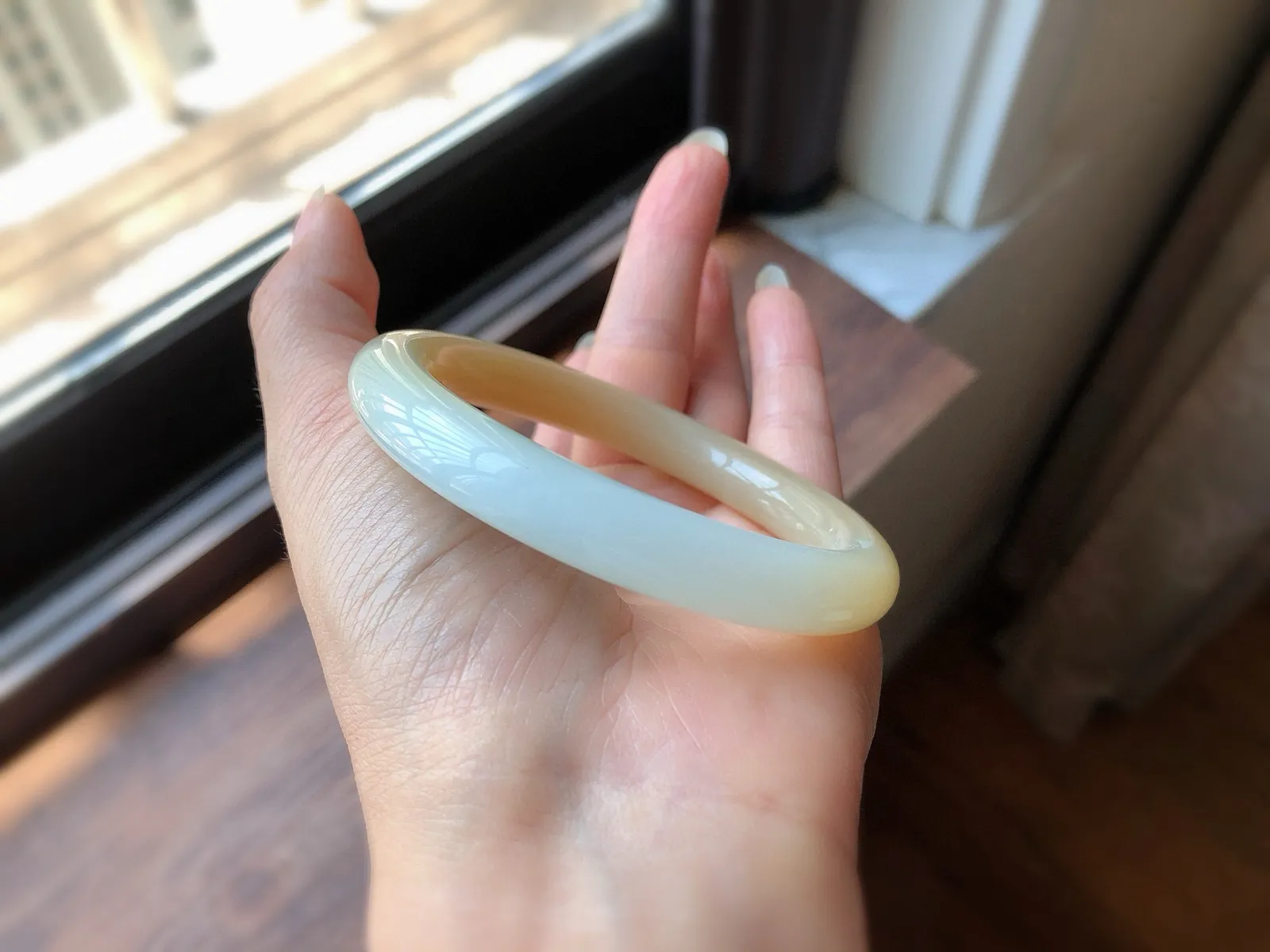 圈口57.5 天然和田玉糖白玉镯，老坑料尺寸10.2*10.2   脂粉细腻，料子油润，过度自然，收藏精品！