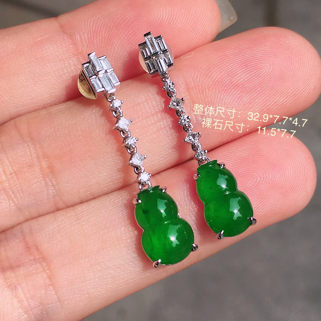 阳绿葫芦耳坠，色泽均匀艳丽，玉质细腻，荧光感超
强，饱满圆润，气质满满。18k
金豪华镶嵌