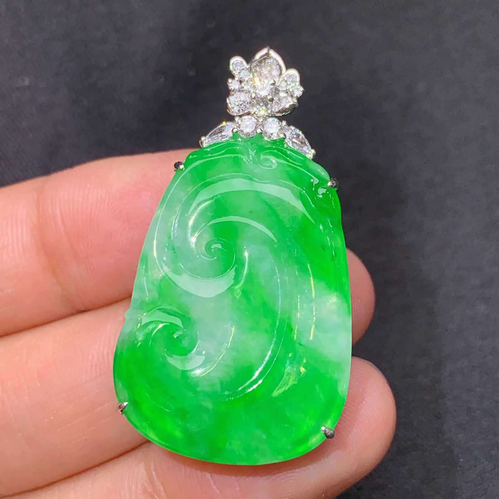 阳绿如意吊坠，18k金镶嵌，色泽鲜阳，冰润细腻，种水足 尺寸37.9*21*6.9